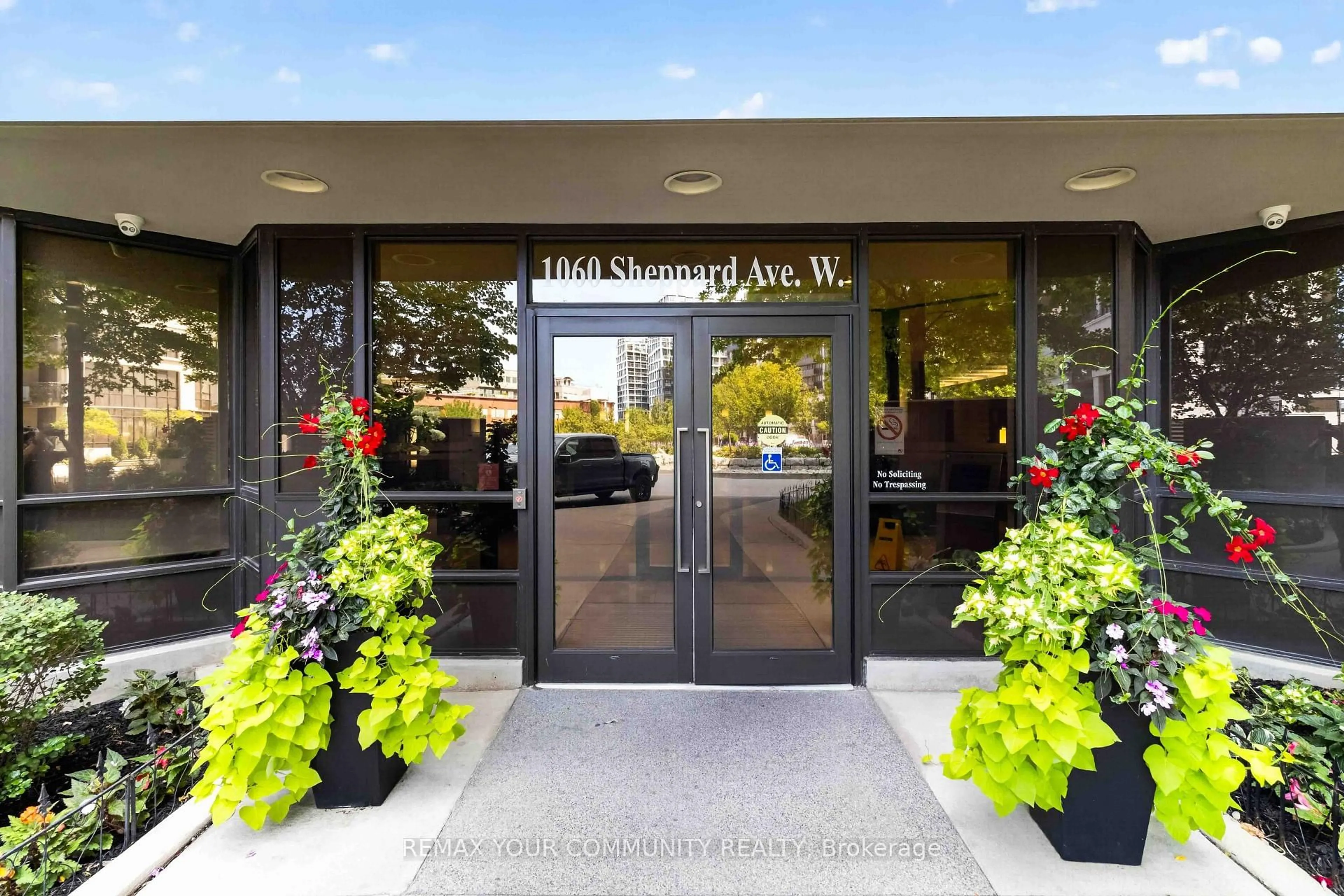 Indoor foyer for 1060 Sheppard Ave #902, Toronto Ontario M3J 0G7