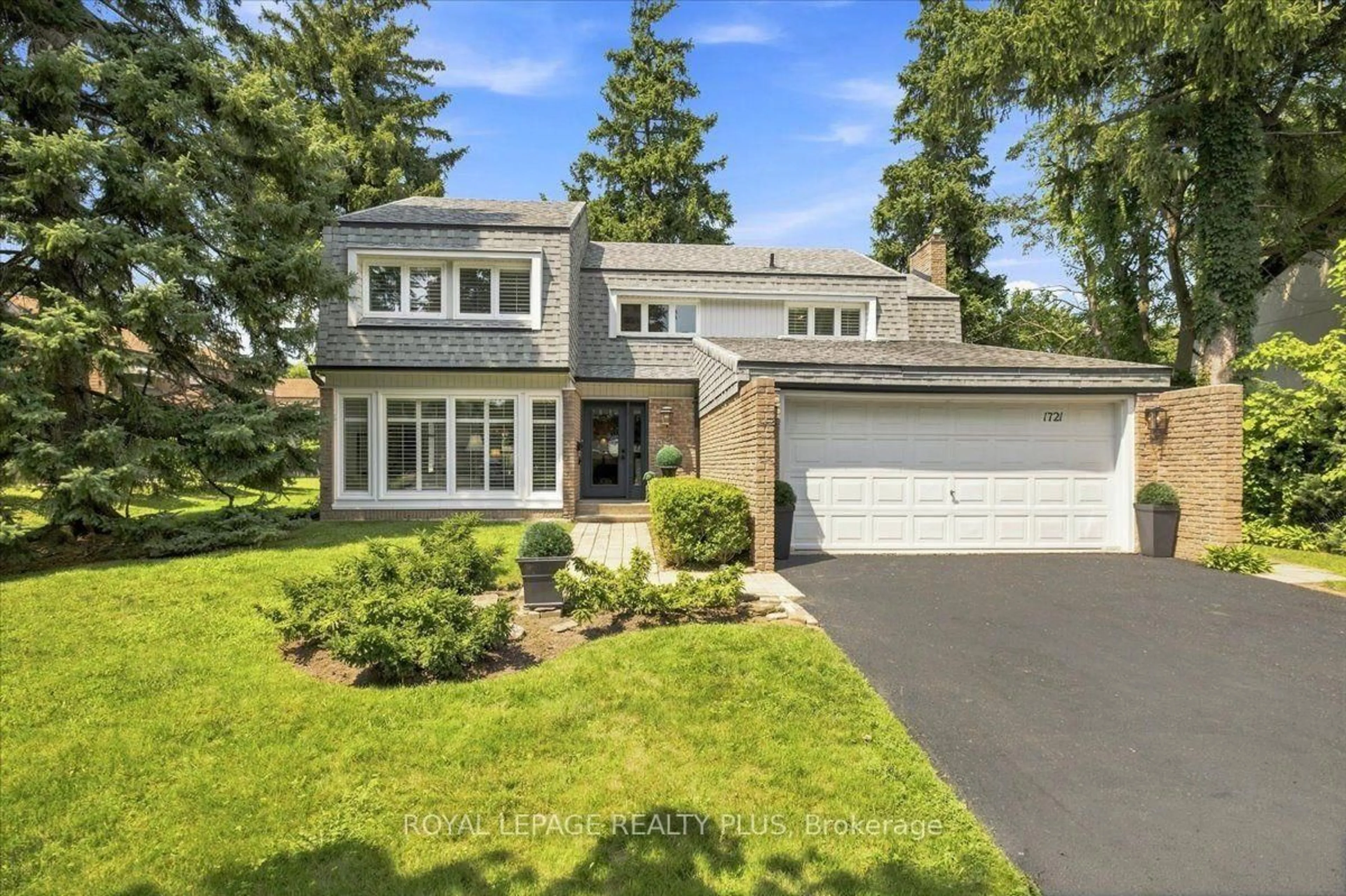 Home with brick exterior material, street for 1721 Medallion Crt, Mississauga Ontario L5J 4E9