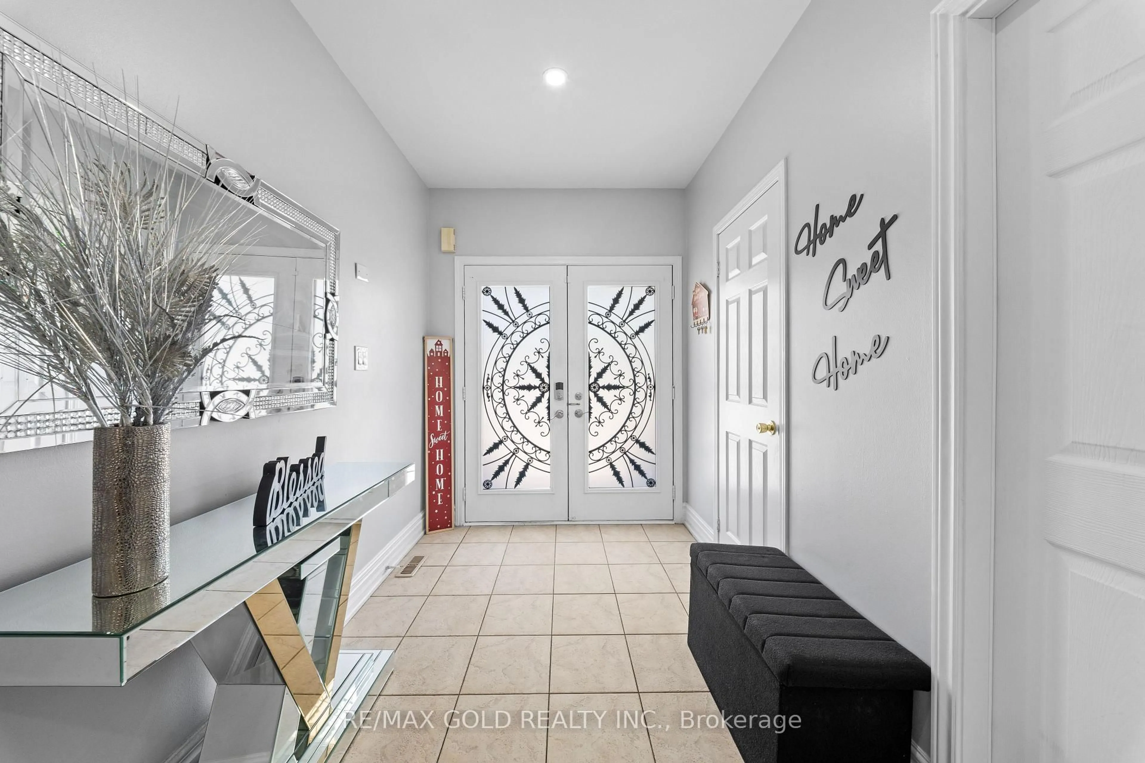 Indoor entryway for 8 Bayridge Dr, Brampton Ontario L6P 2H8