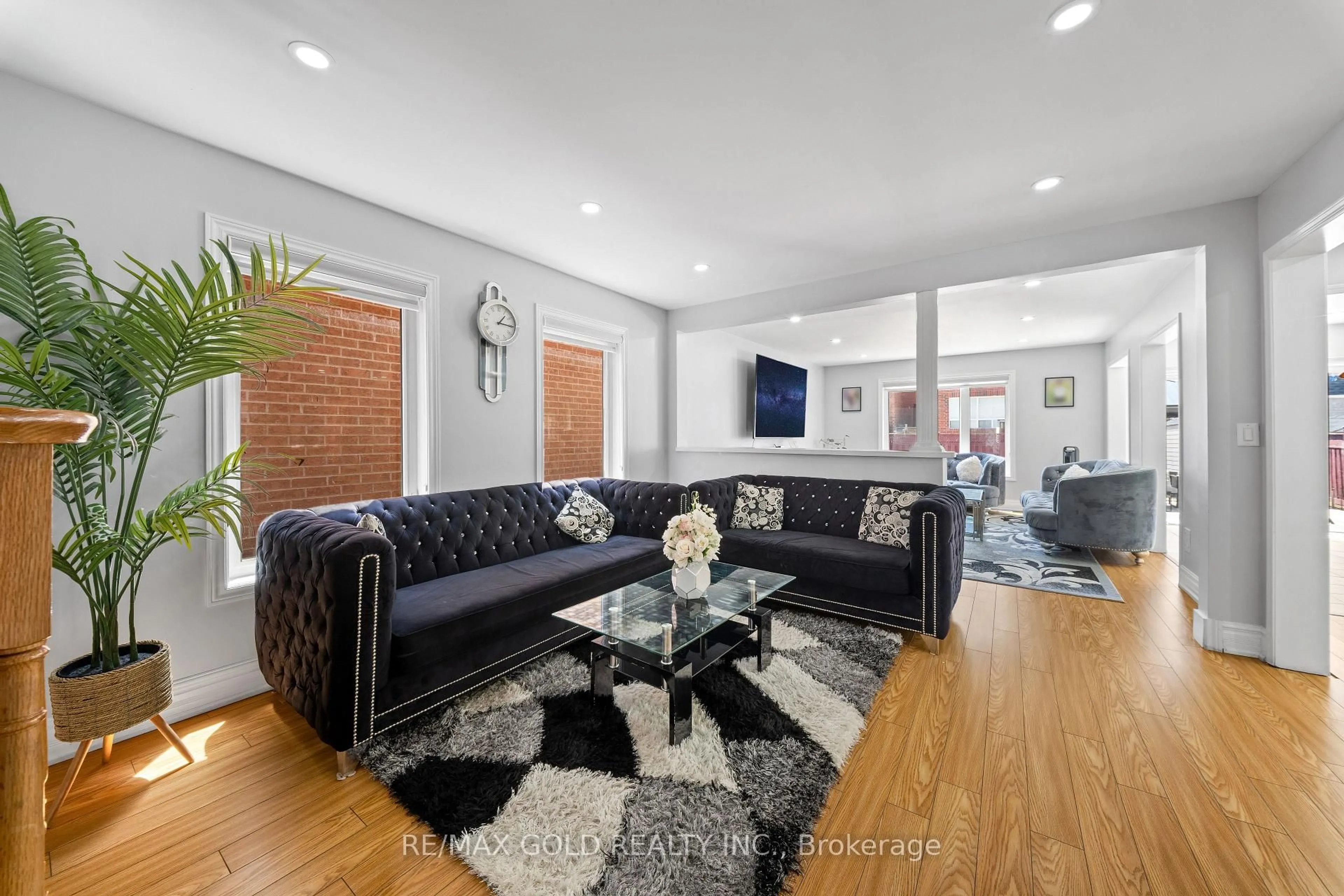 Living room with furniture, unknown for 8 Bayridge Dr, Brampton Ontario L6P 2H8