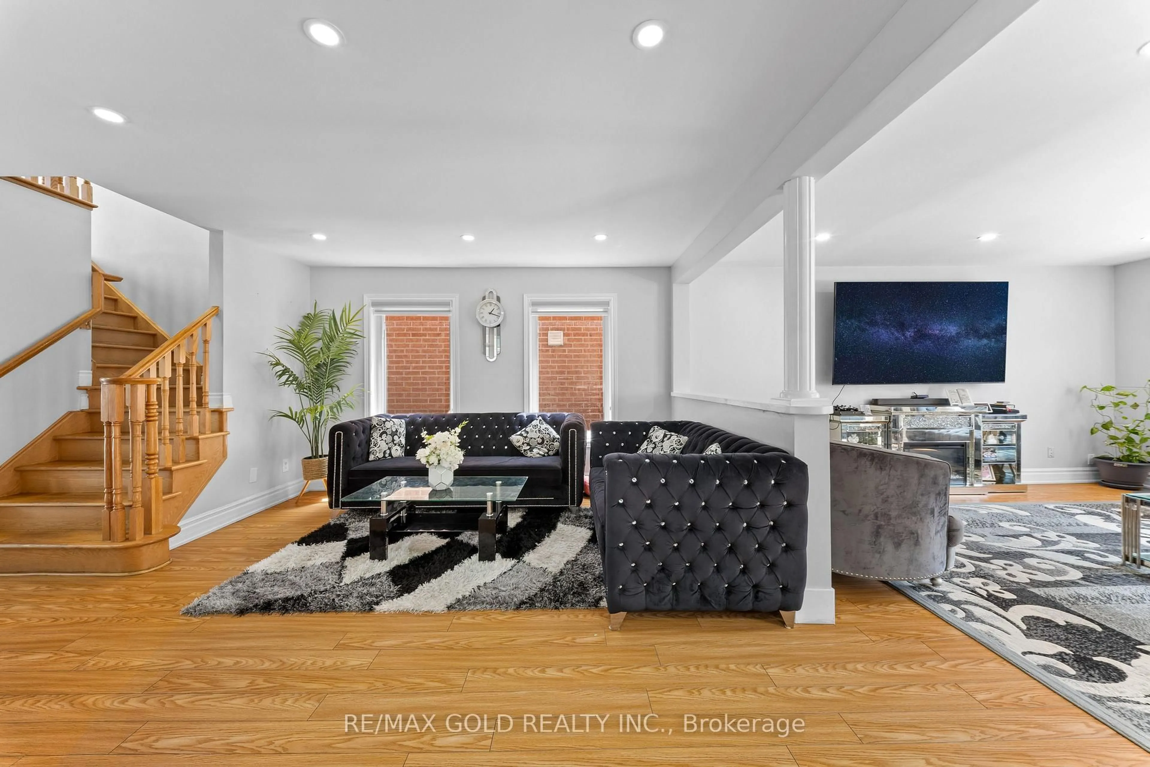 Living room with furniture, unknown for 8 Bayridge Dr, Brampton Ontario L6P 2H8