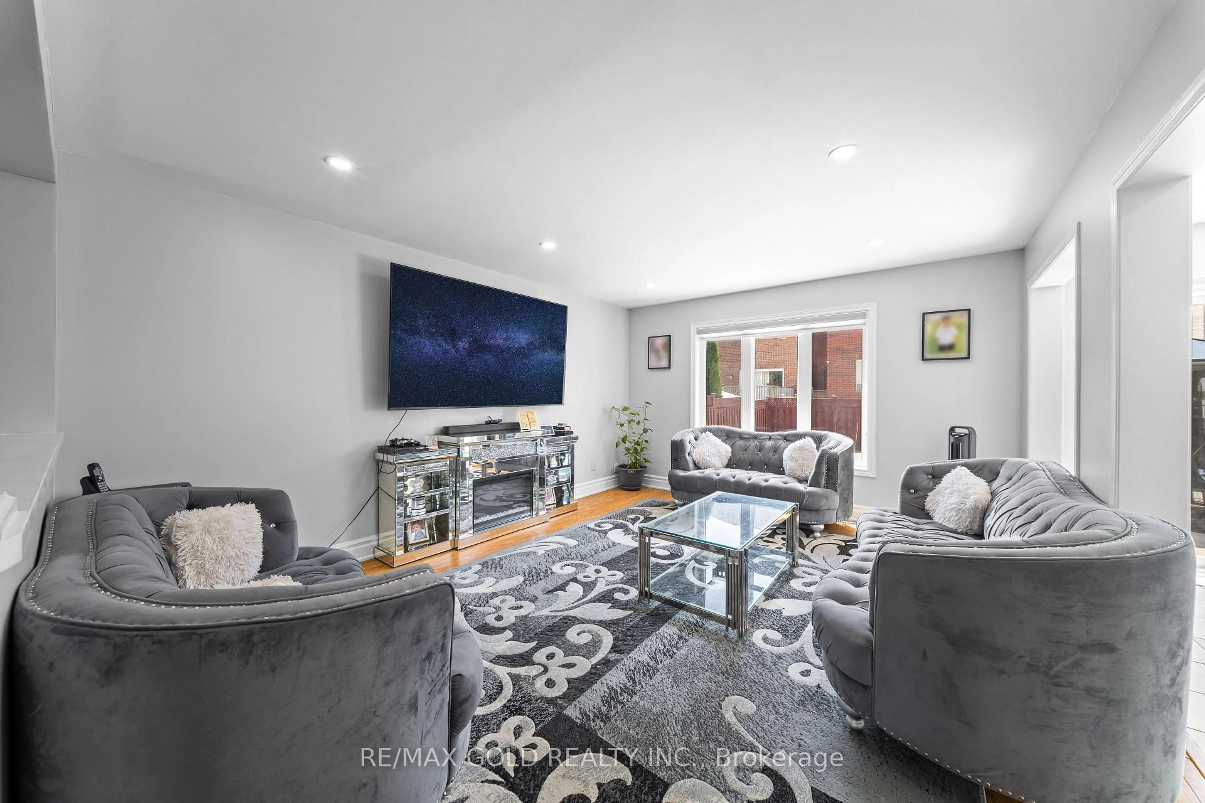 Living room with furniture, unknown for 8 Bayridge Dr, Brampton Ontario L6P 2H8