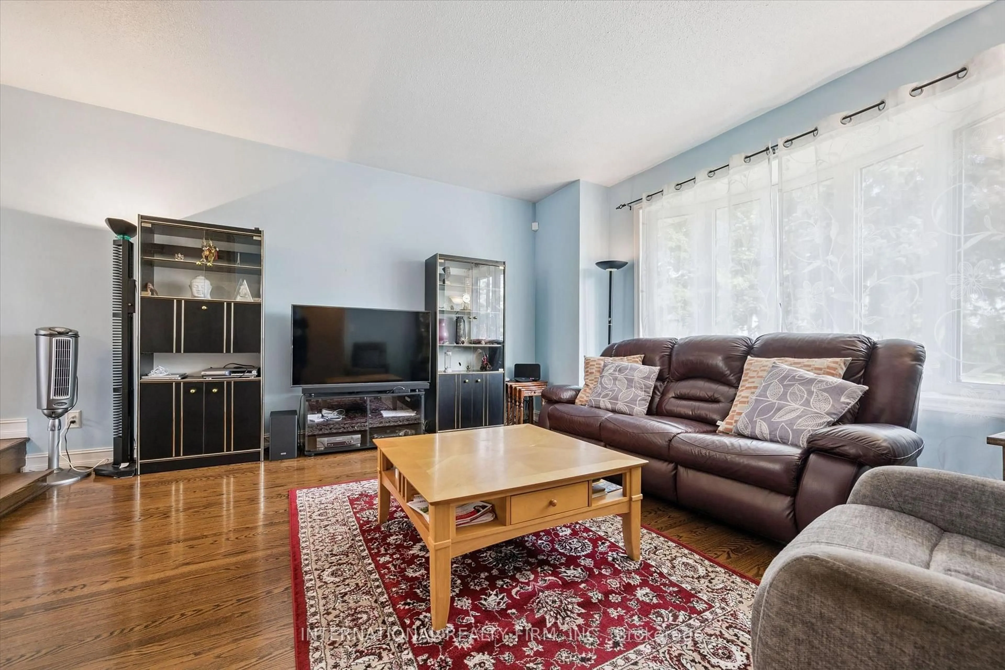 Living room with furniture, unknown for 2659 Constable Rd, Mississauga Ontario L5J 1W3