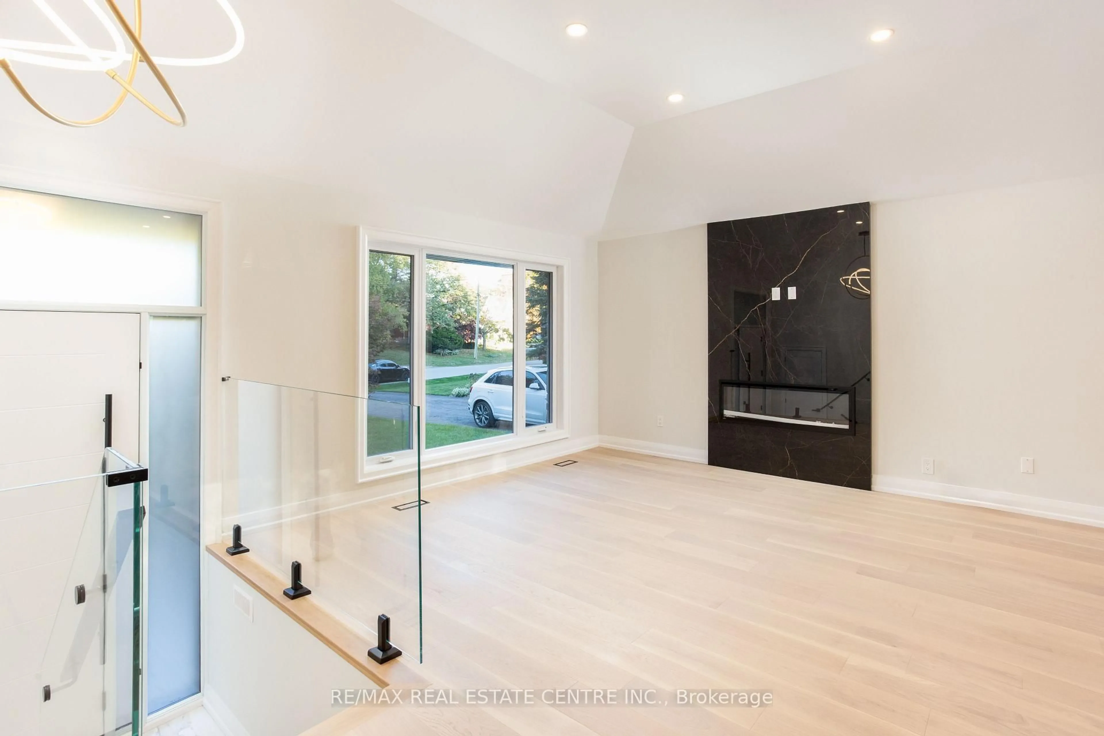 Indoor entryway for 446 Willis Dr, Oakville Ontario L6L 4V5