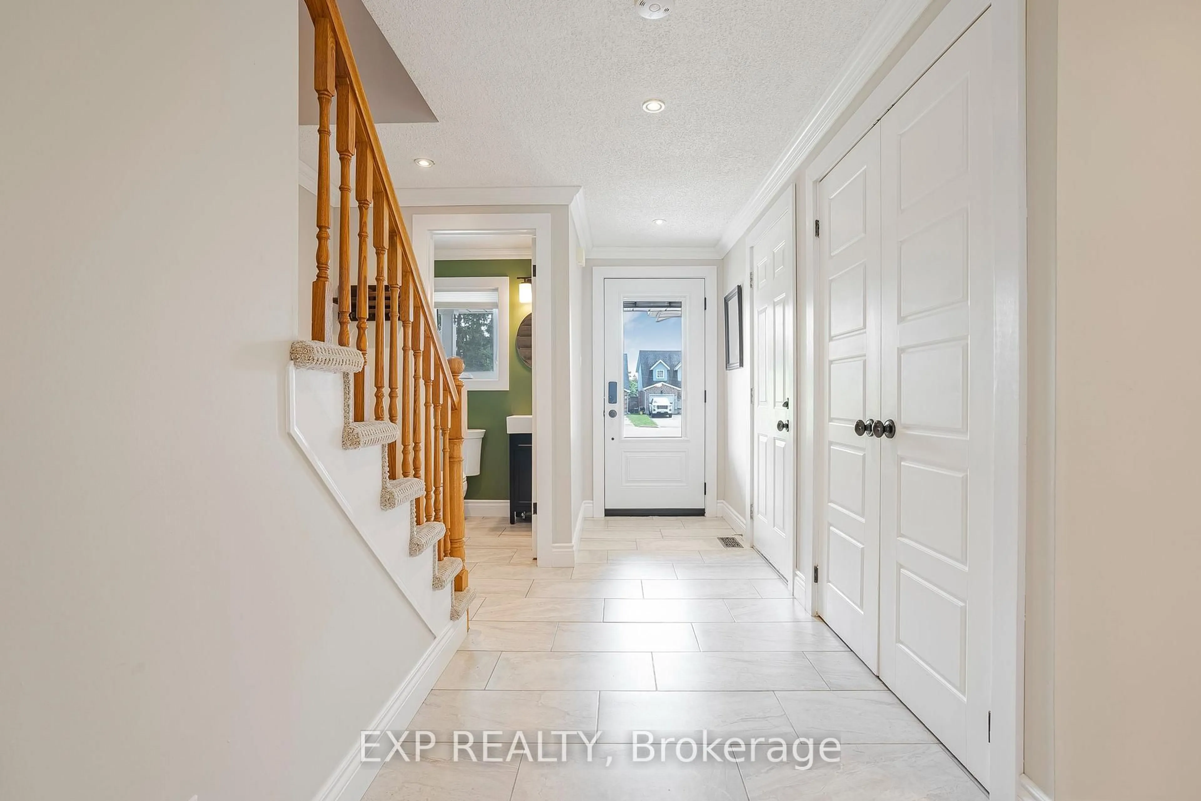 Indoor entryway for 330 Adams Crt, Orangeville Ontario L9W 4R7
