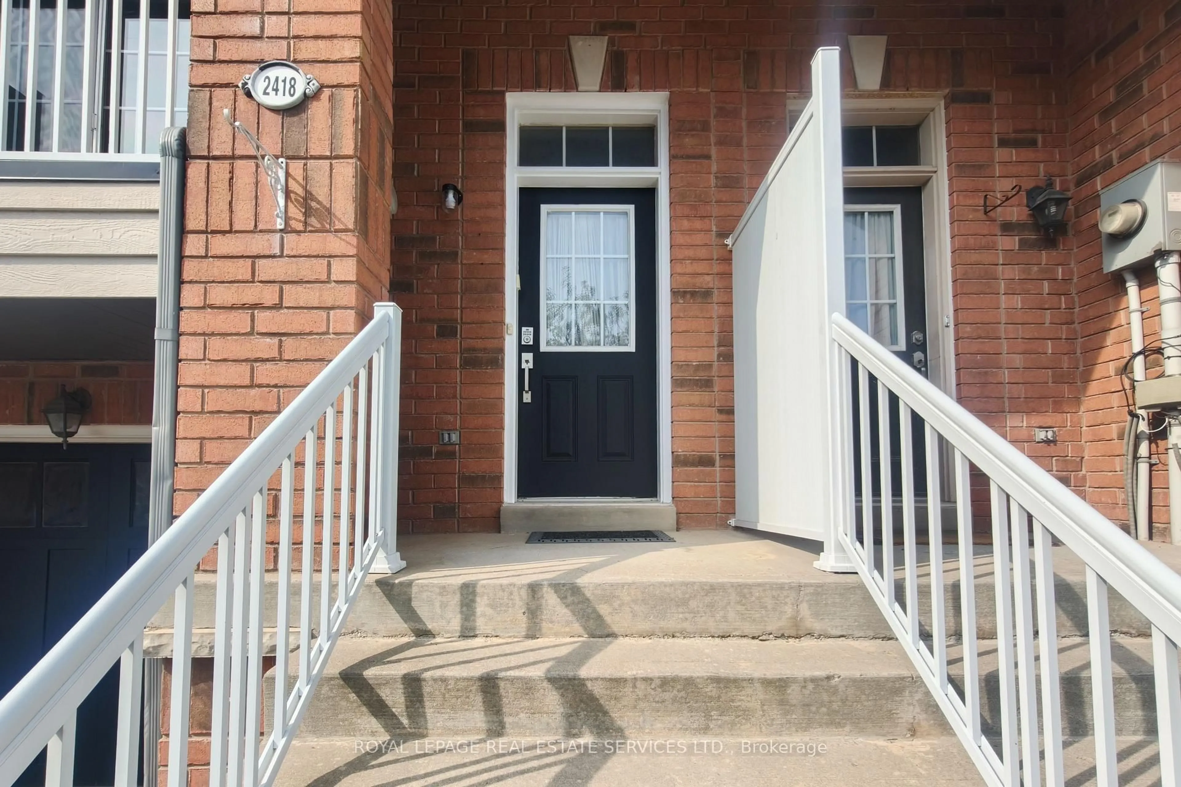Indoor entryway for 2418 Adamvale Cres, Oakville Ontario L6M 0E1