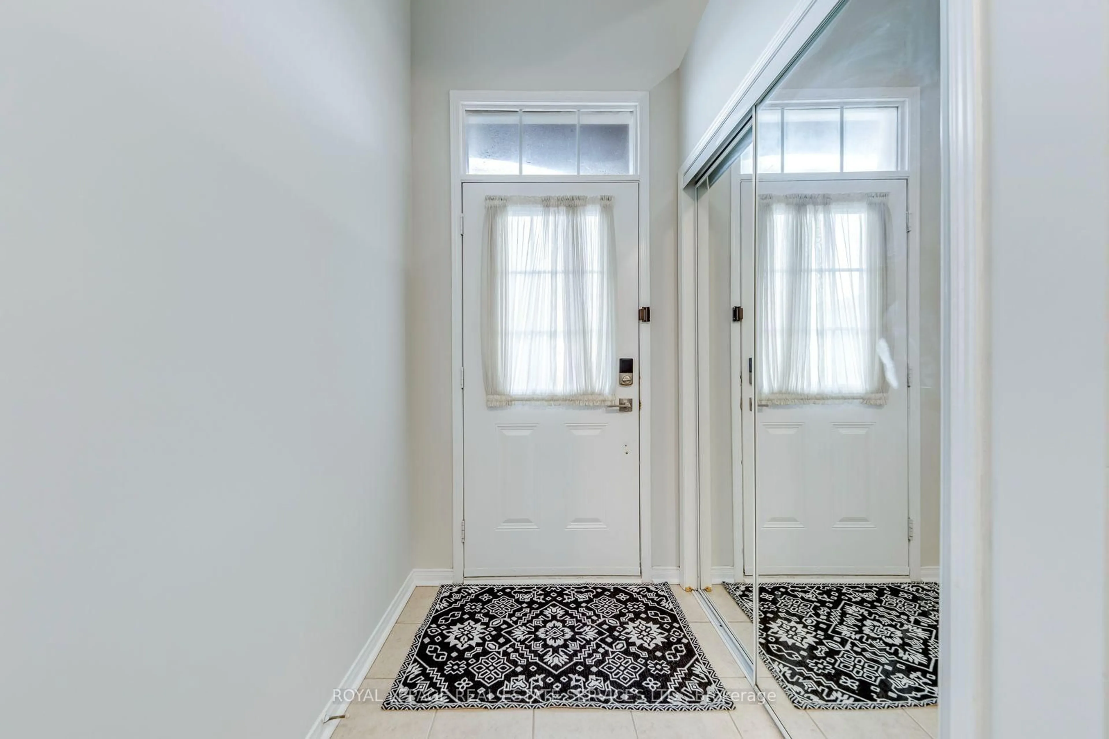 Indoor entryway for 2418 Adamvale Cres, Oakville Ontario L6M 0E1