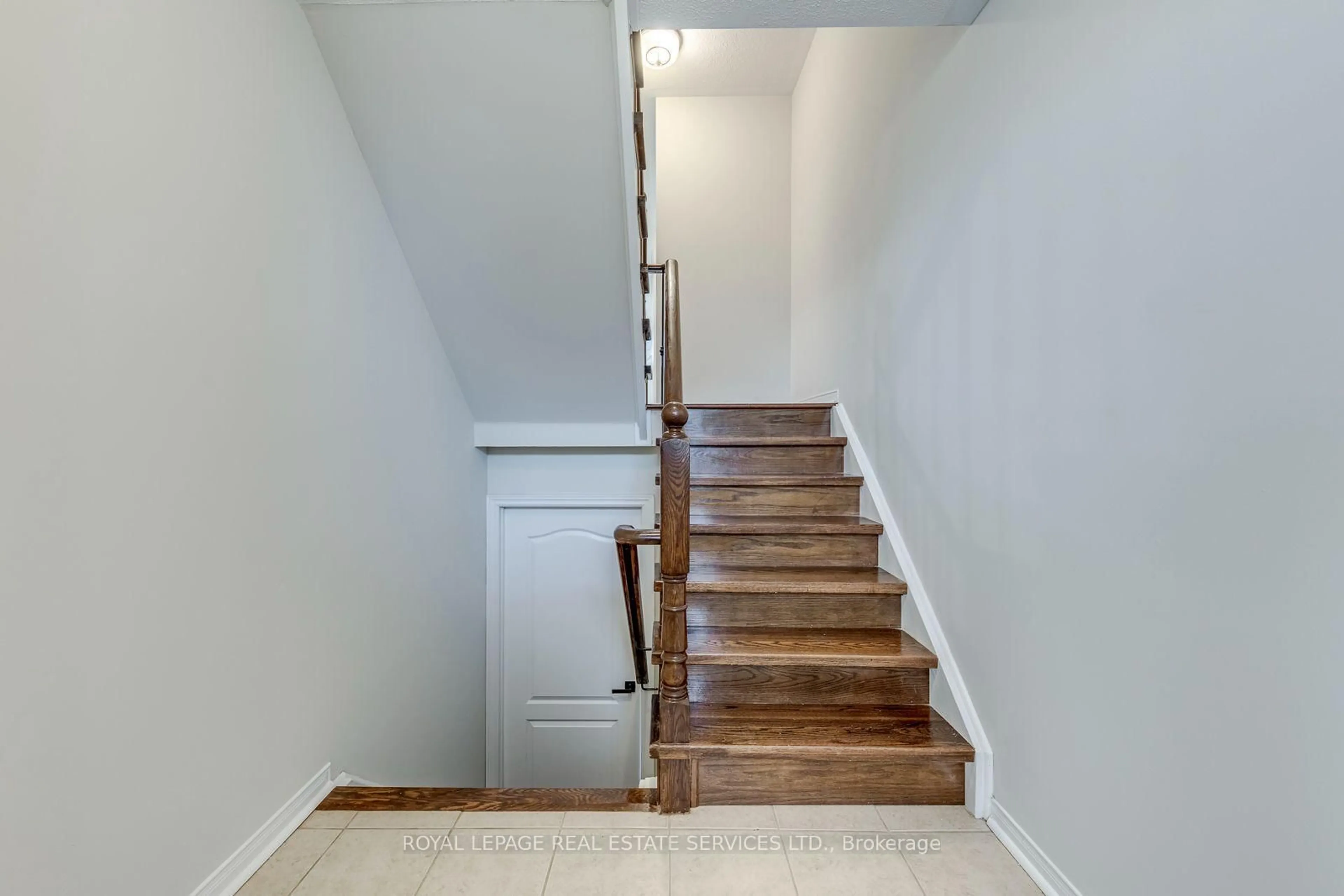 Stairs for 2418 Adamvale Cres, Oakville Ontario L6M 0E1