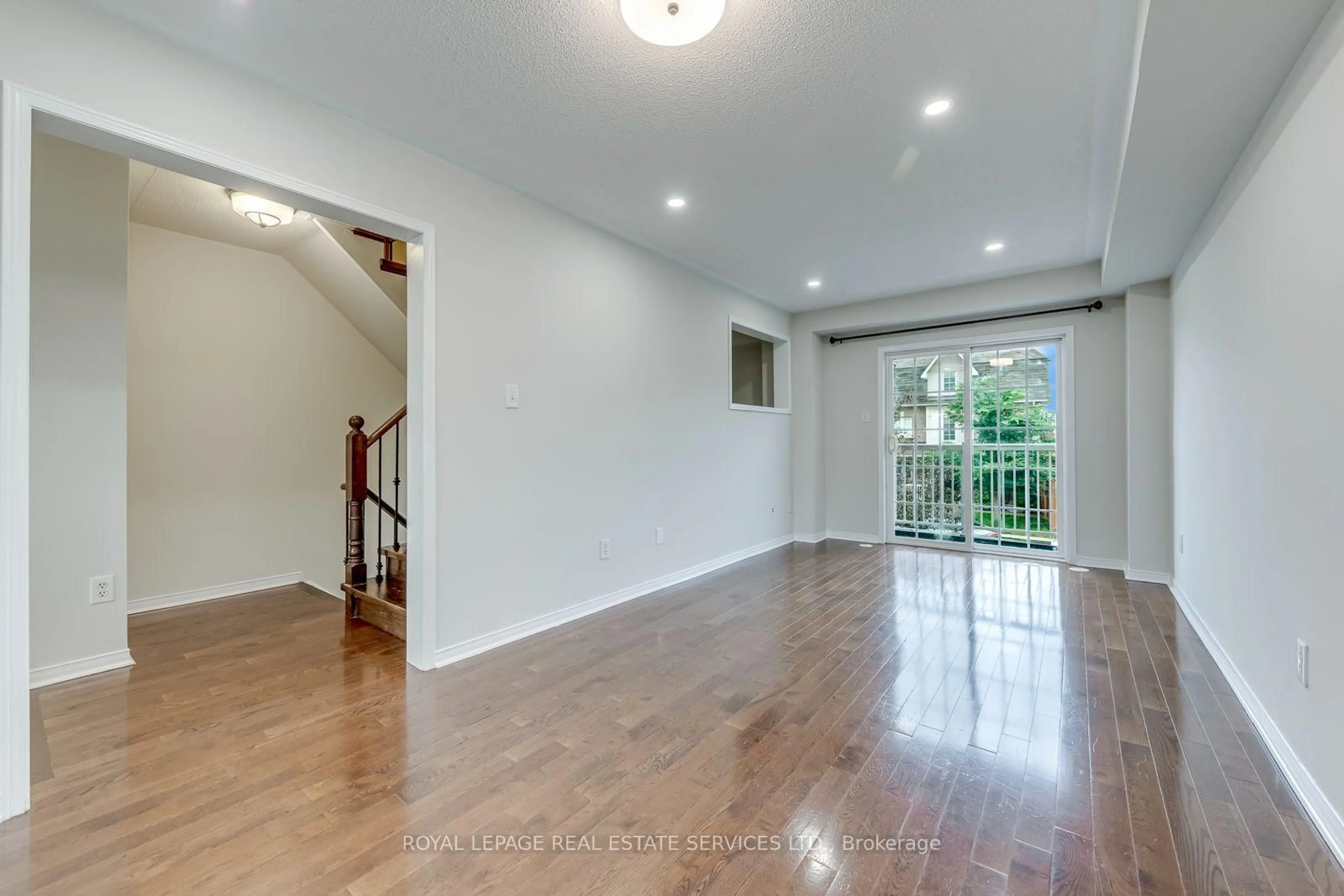 Indoor entryway for 2418 Adamvale Cres, Oakville Ontario L6M 0E1