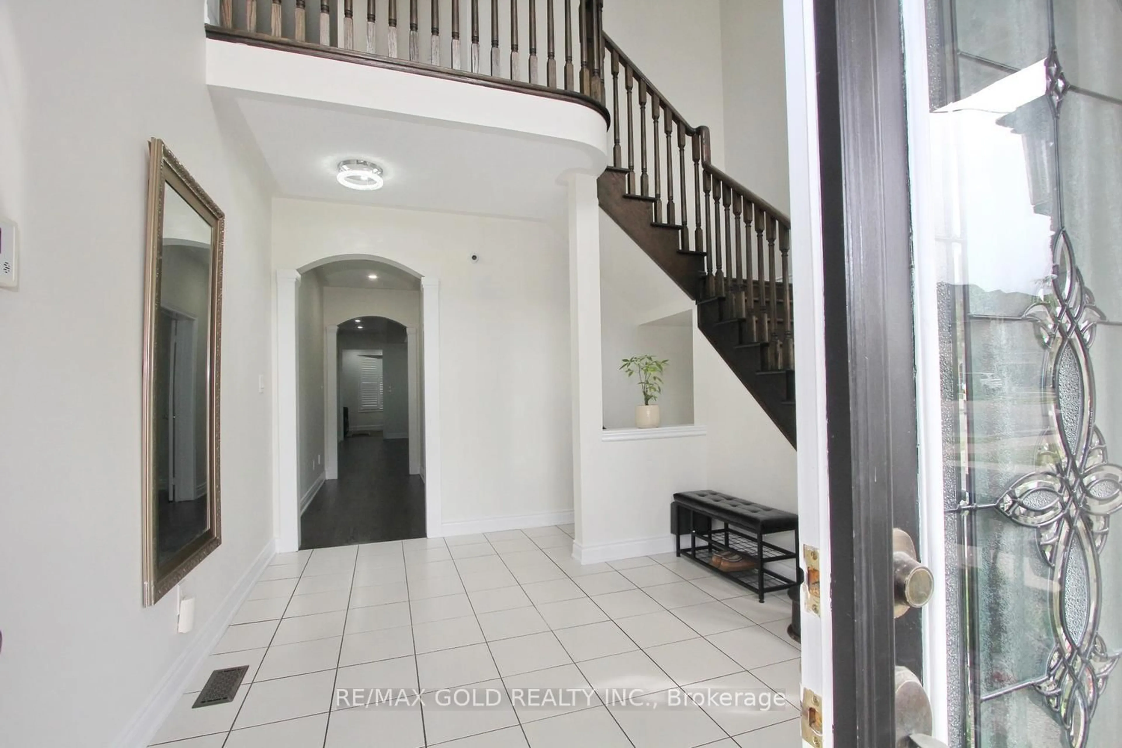 Indoor entryway for 52 Bear Run Rd, Brampton Ontario L6X 0E4