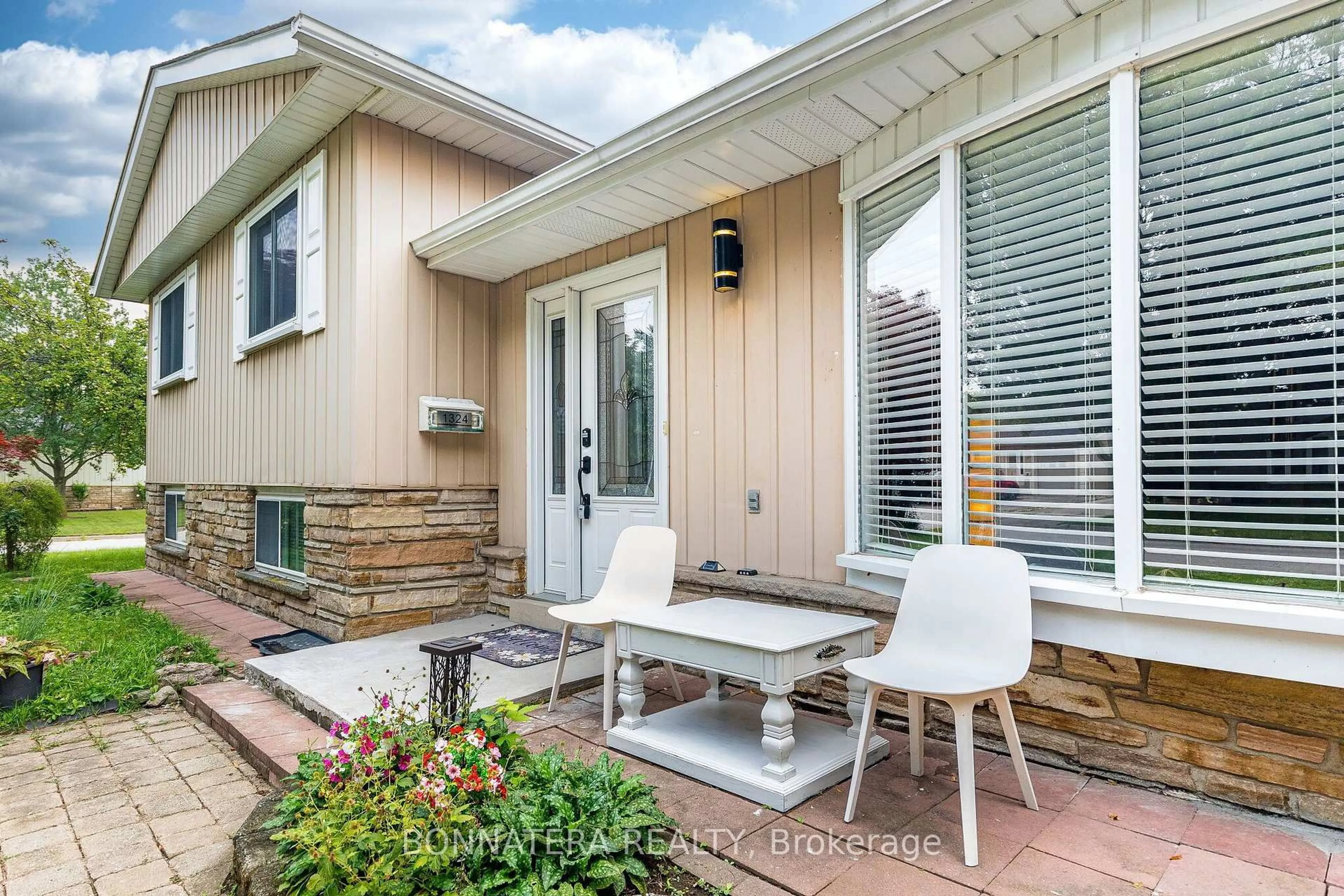 Home with vinyl exterior material, street for 1324 Aldridge Cres, Burlington Ontario L7M 1J1