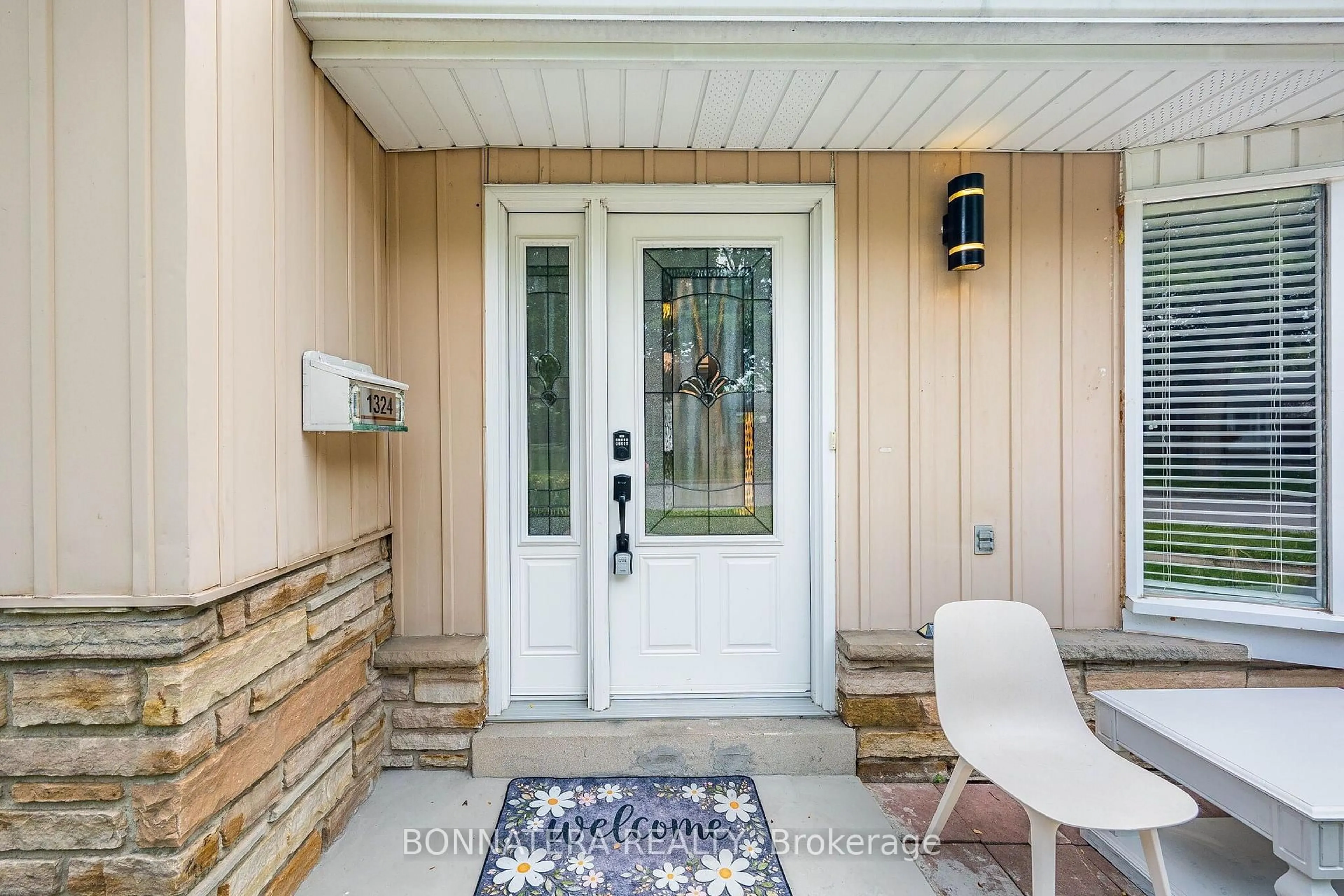 Indoor entryway for 1324 Aldridge Cres, Burlington Ontario L7M 1J1