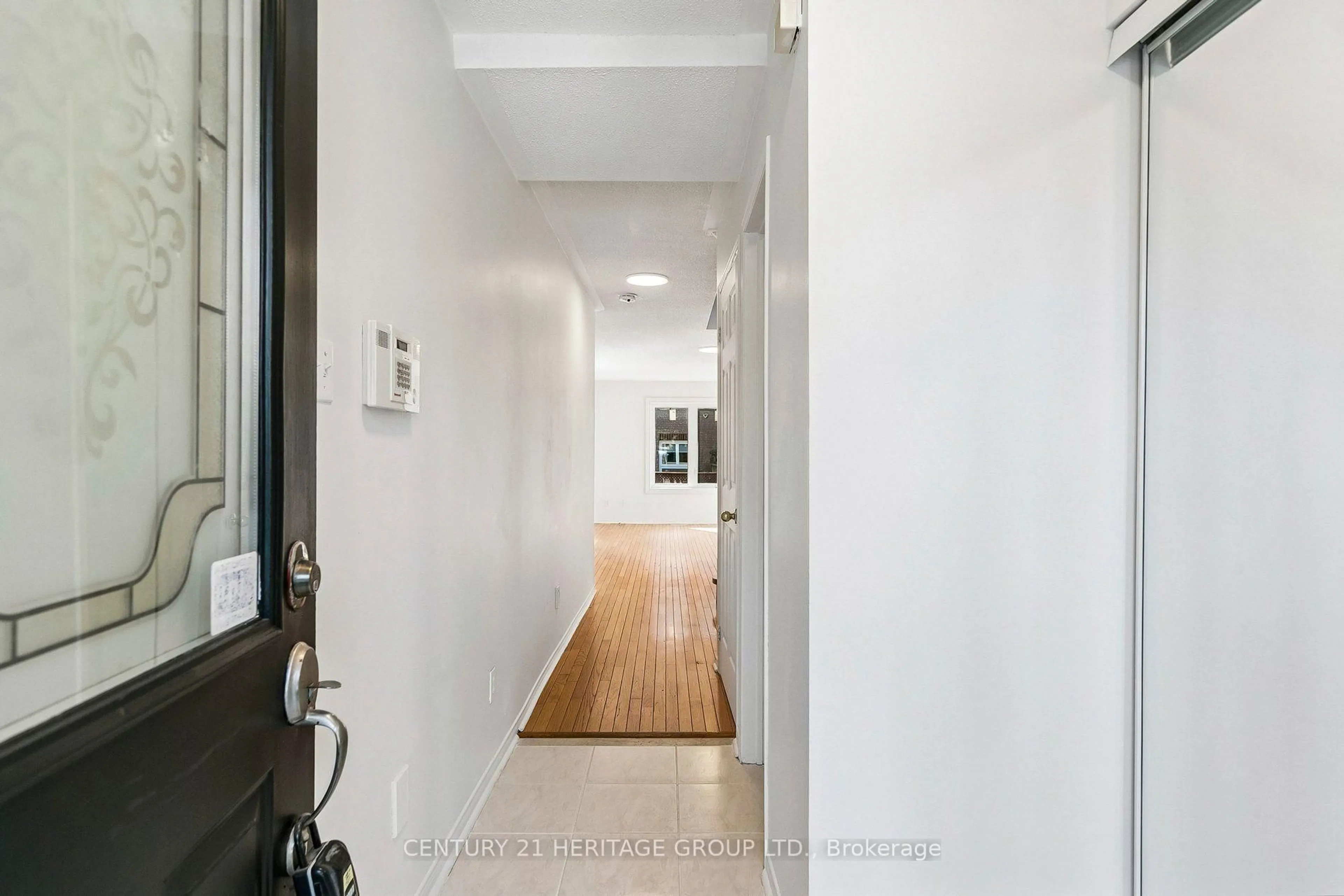 Indoor foyer for 3920 Zenith Crt, Mississauga Ontario L5N 7H7