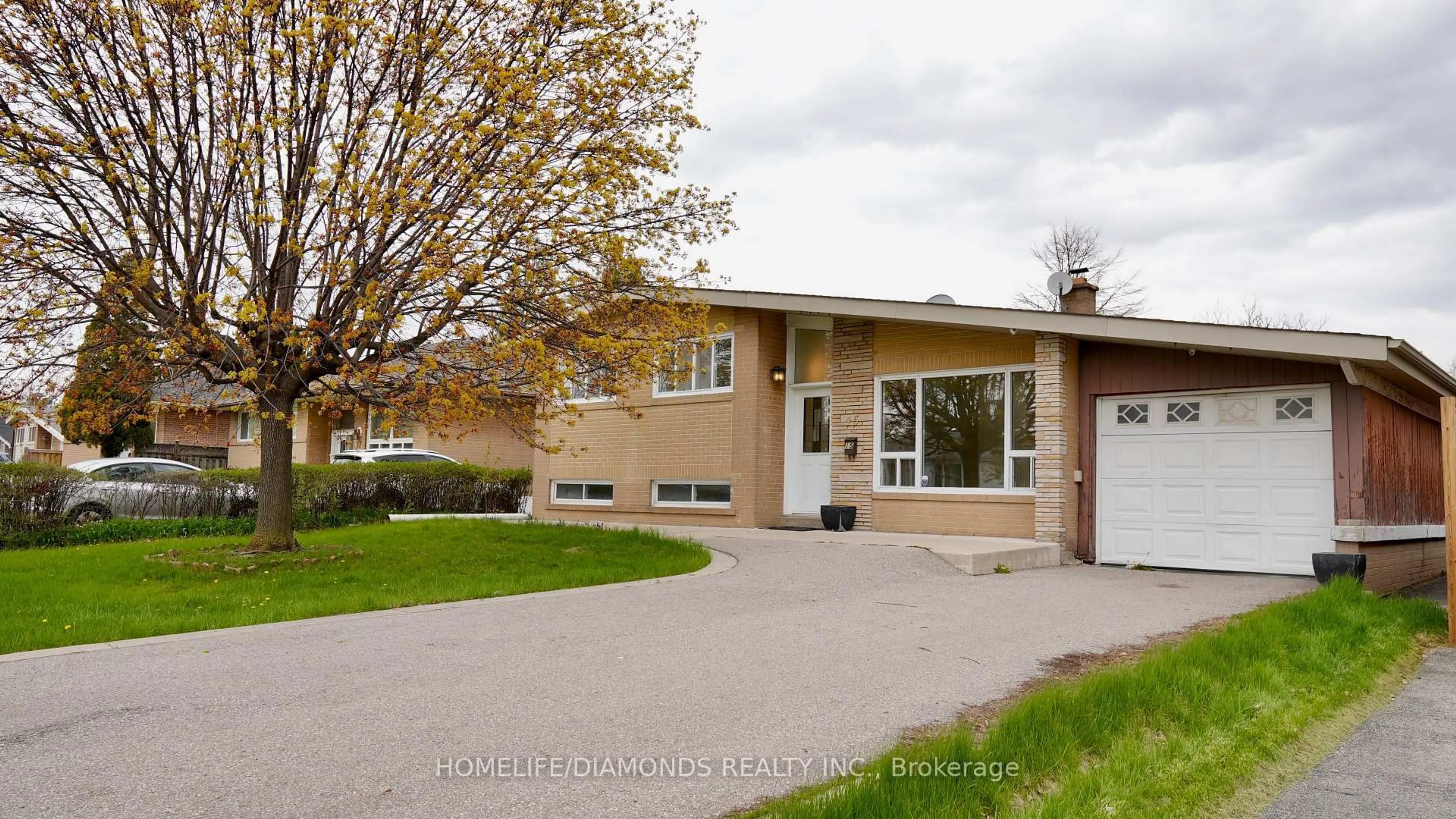 Home with vinyl exterior material, street for 15 ATHLONE Ave, Brampton Ontario L6T 2N5