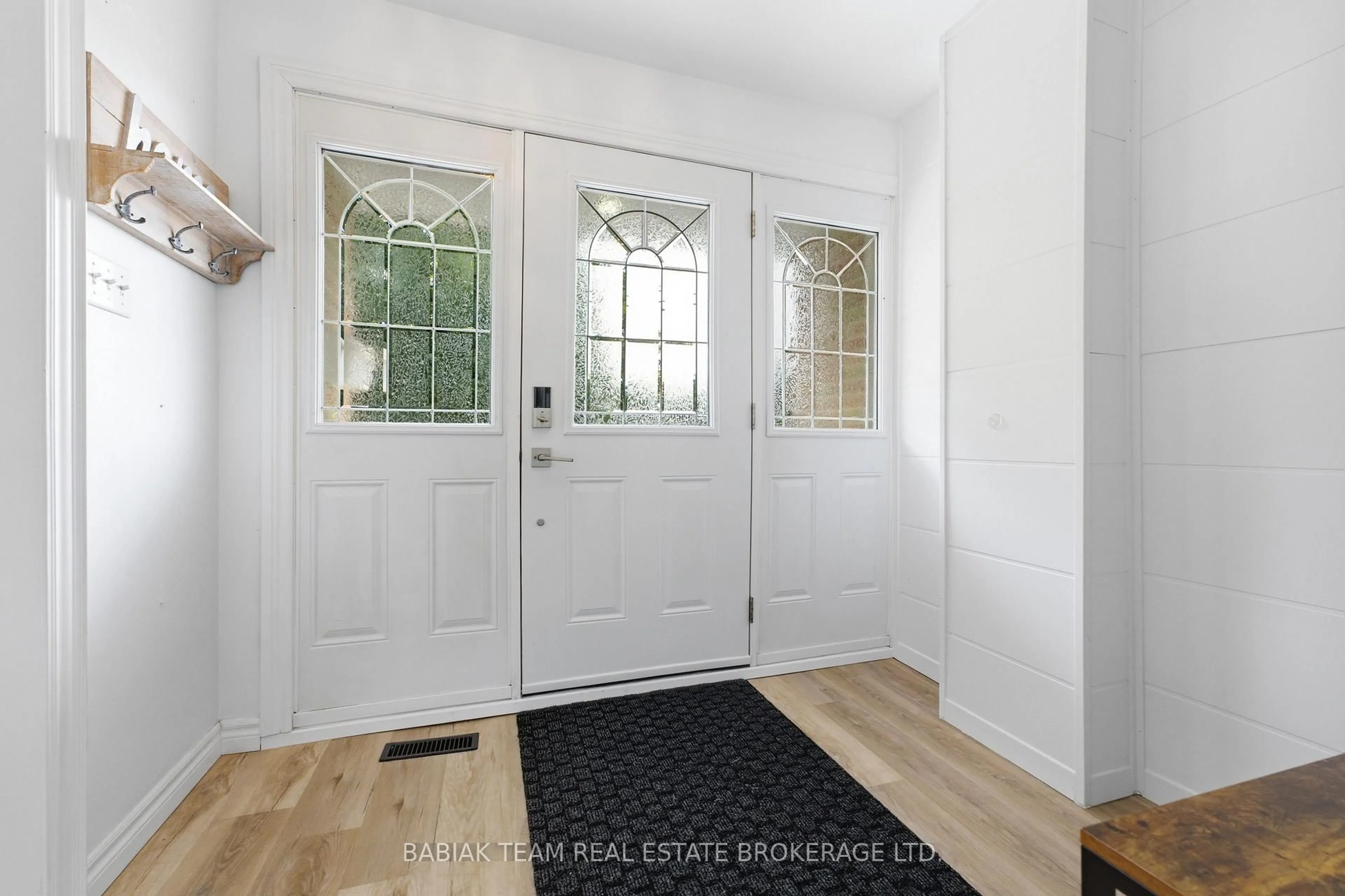 Indoor entryway for 149 Mountainview Rd, Halton Hills Ontario L7G 4K4