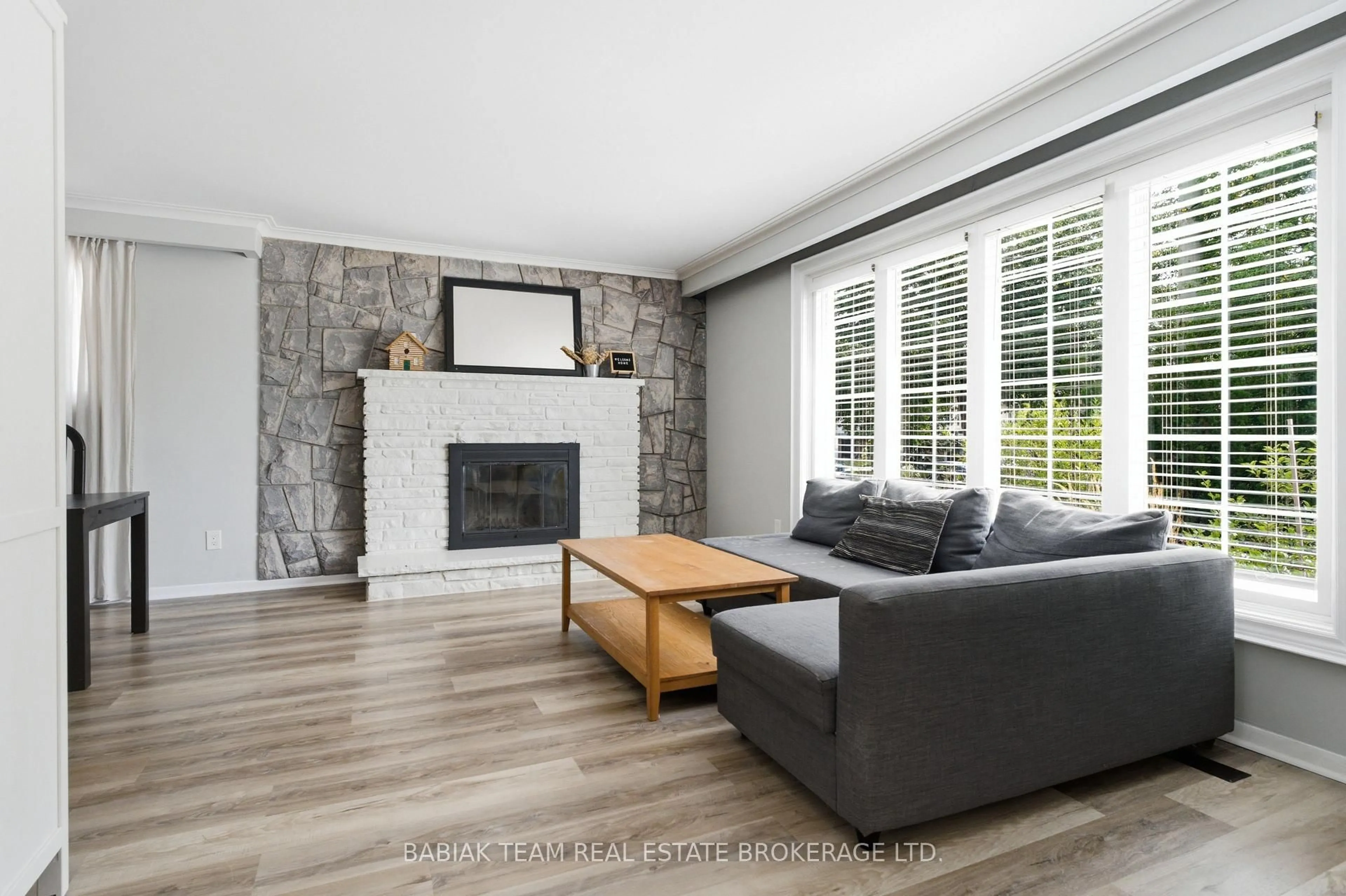 Living room with furniture, unknown for 149 Mountainview Rd, Halton Hills Ontario L7G 4K4
