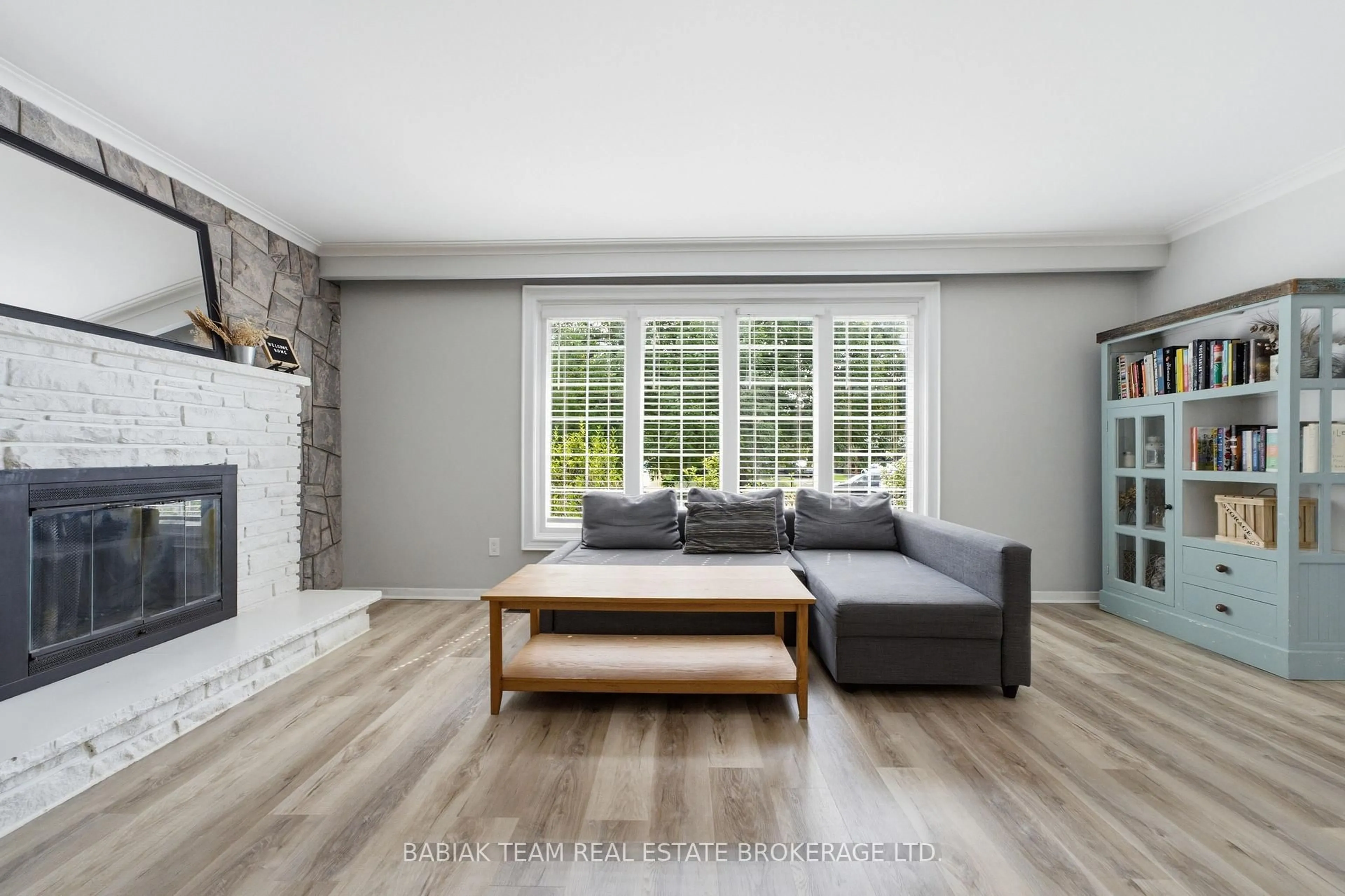 Living room with furniture, unknown for 149 Mountainview Rd, Halton Hills Ontario L7G 4K4