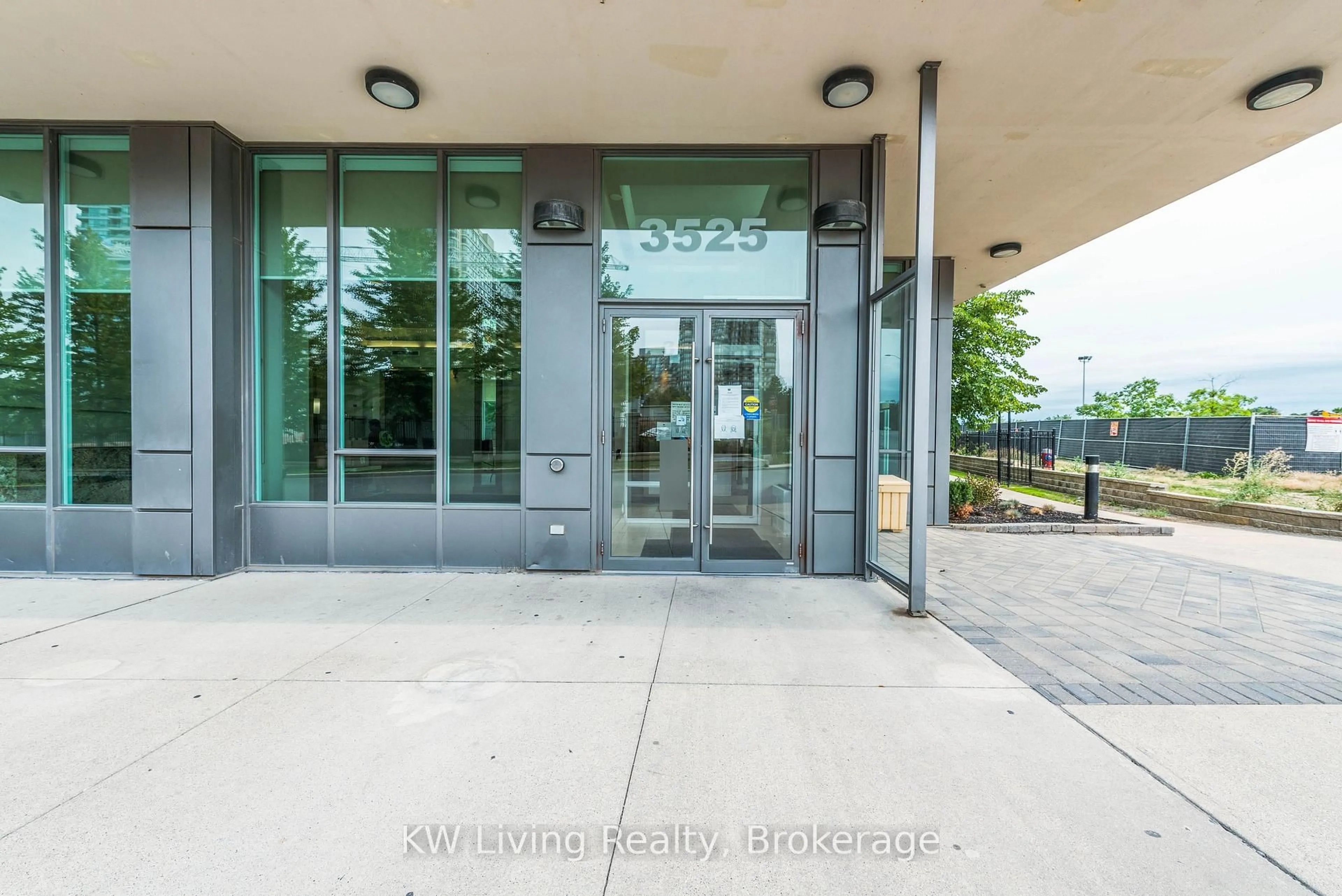Indoor foyer for 3525 Kariya Dr #1202, Mississauga Ontario L5B 0C2
