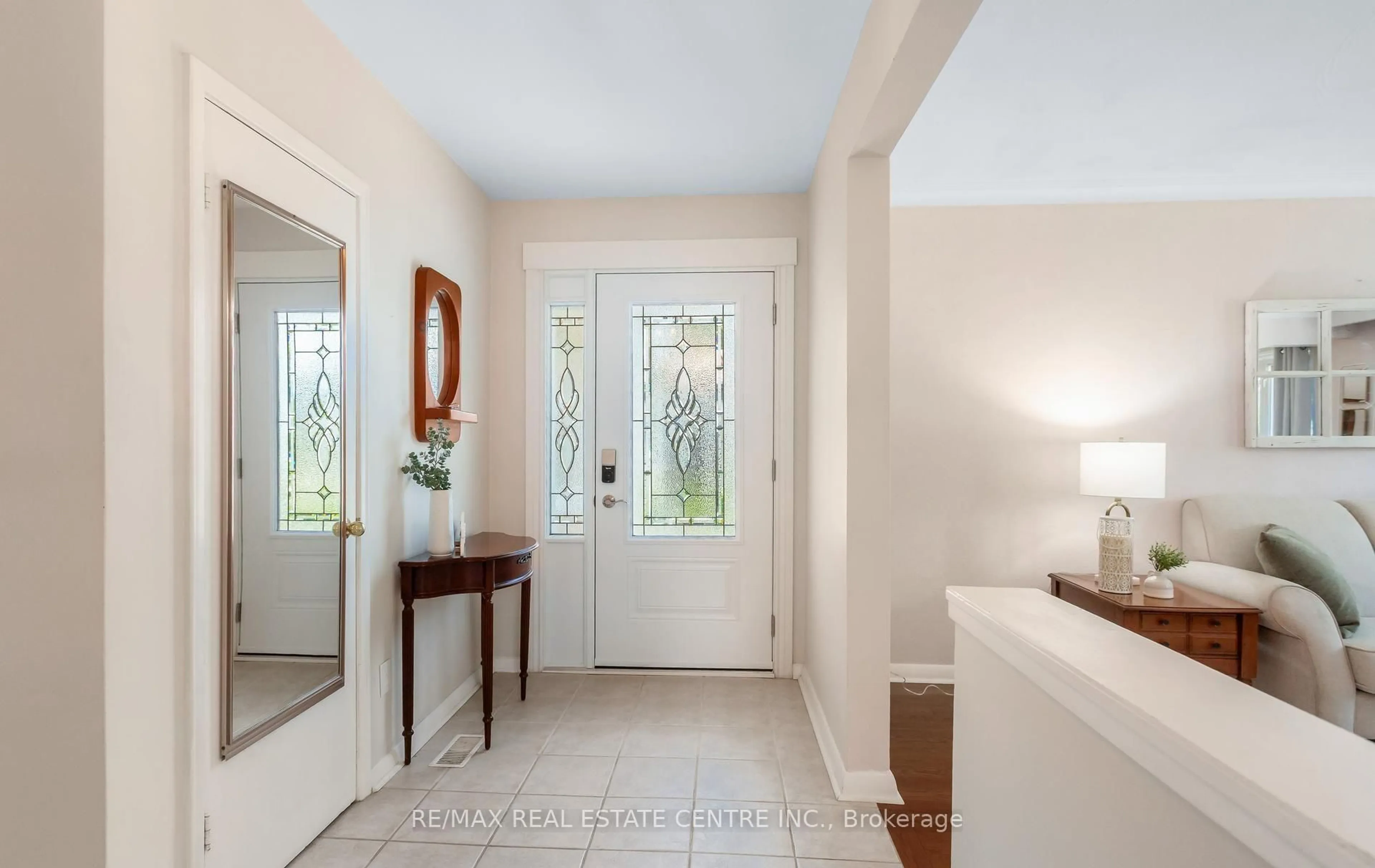 Indoor entryway for 3518 The Credit Woodlands, Mississauga Ontario L5C 2X6