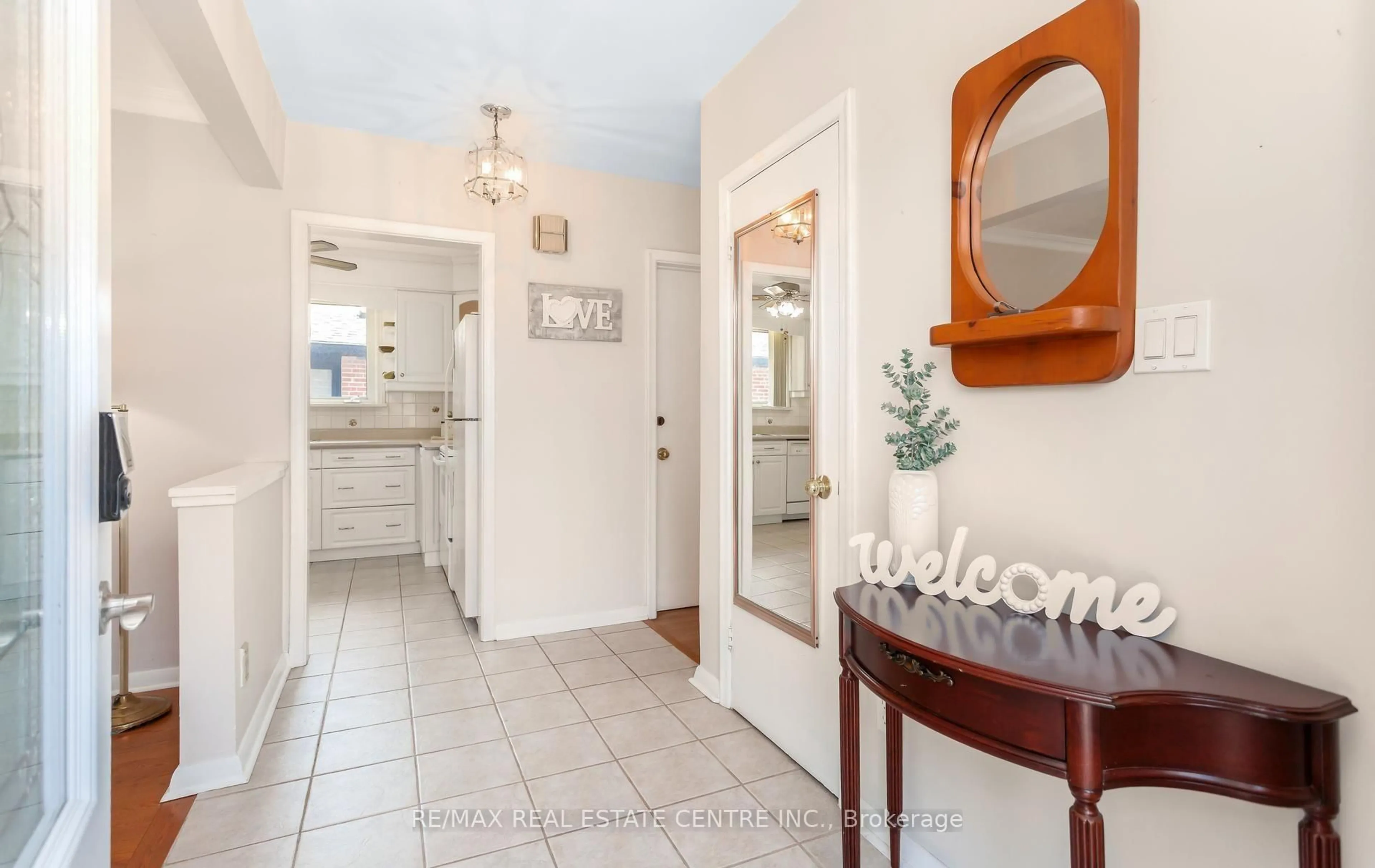 Indoor entryway for 3518 The Credit Woodlands, Mississauga Ontario L5C 2X6