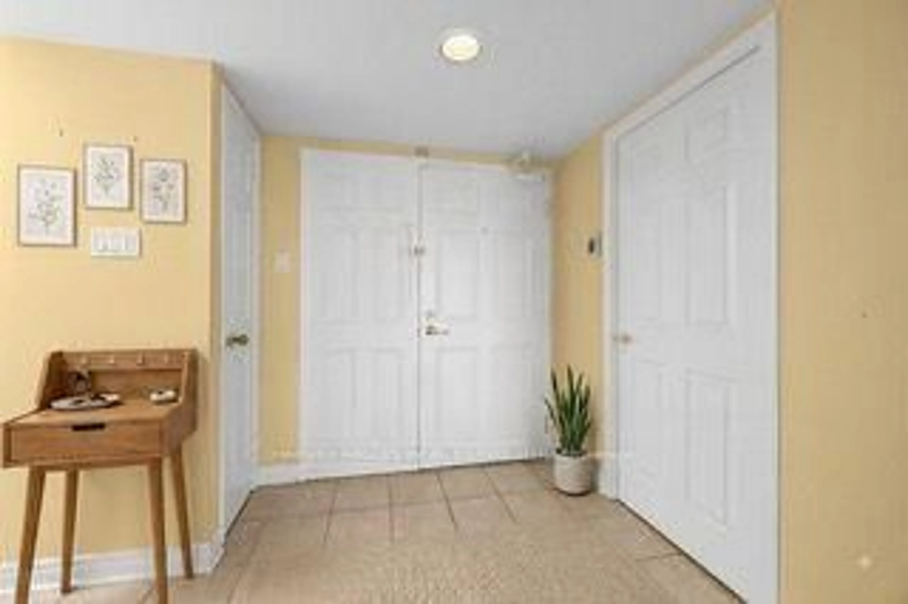 Indoor entryway for 58 Church St #1101, Brampton Ontario L6V 4A8