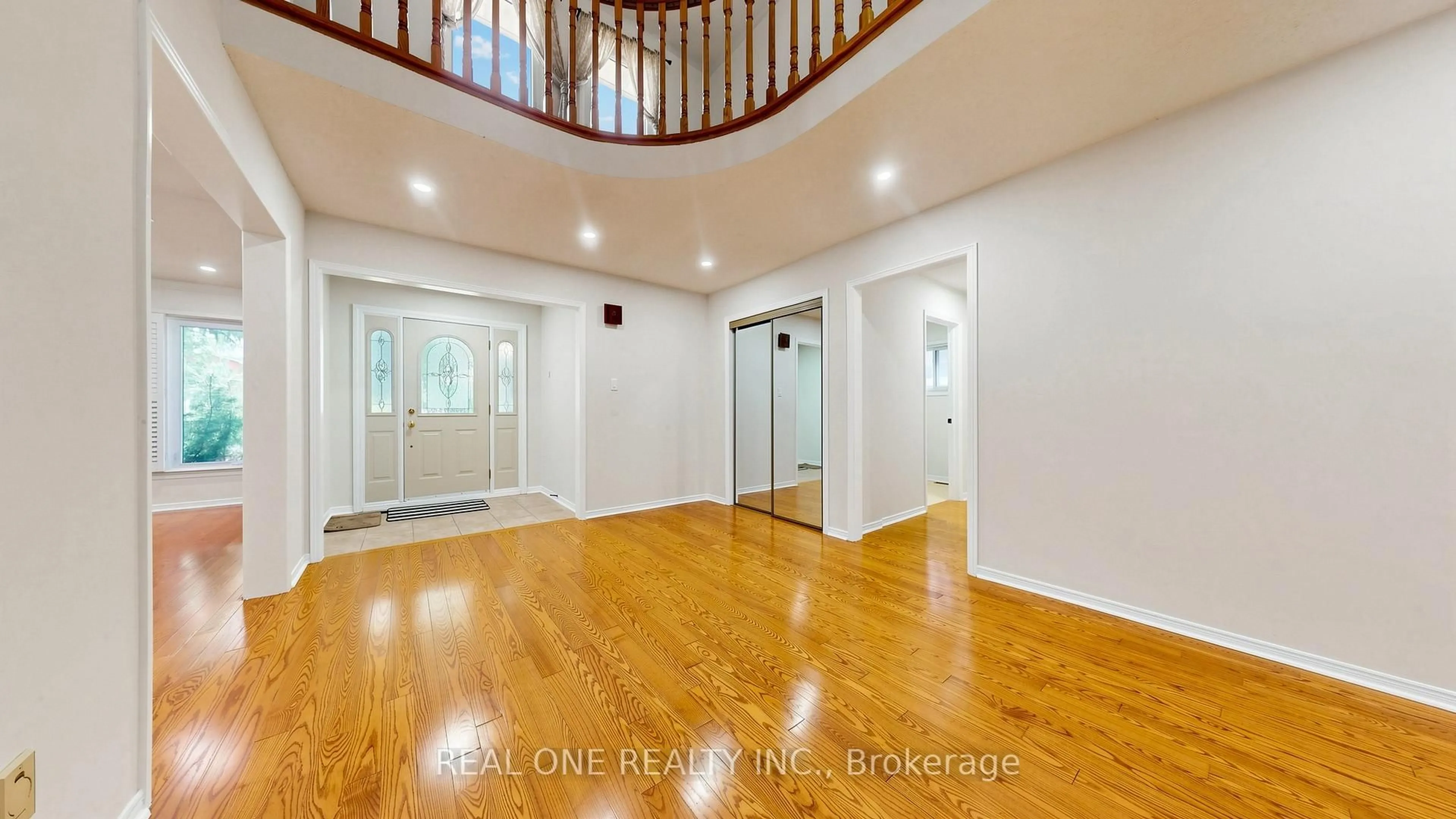 Indoor foyer for 2027 Roy Ivor Cres, Mississauga Ontario L5L 3N7