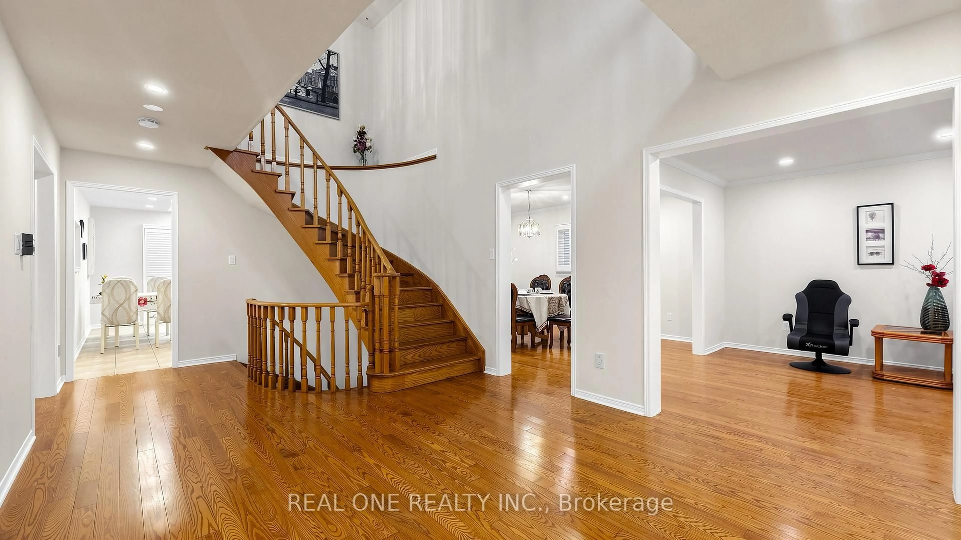 Indoor entryway for 2027 Roy Ivor Cres, Mississauga Ontario L5L 3N7