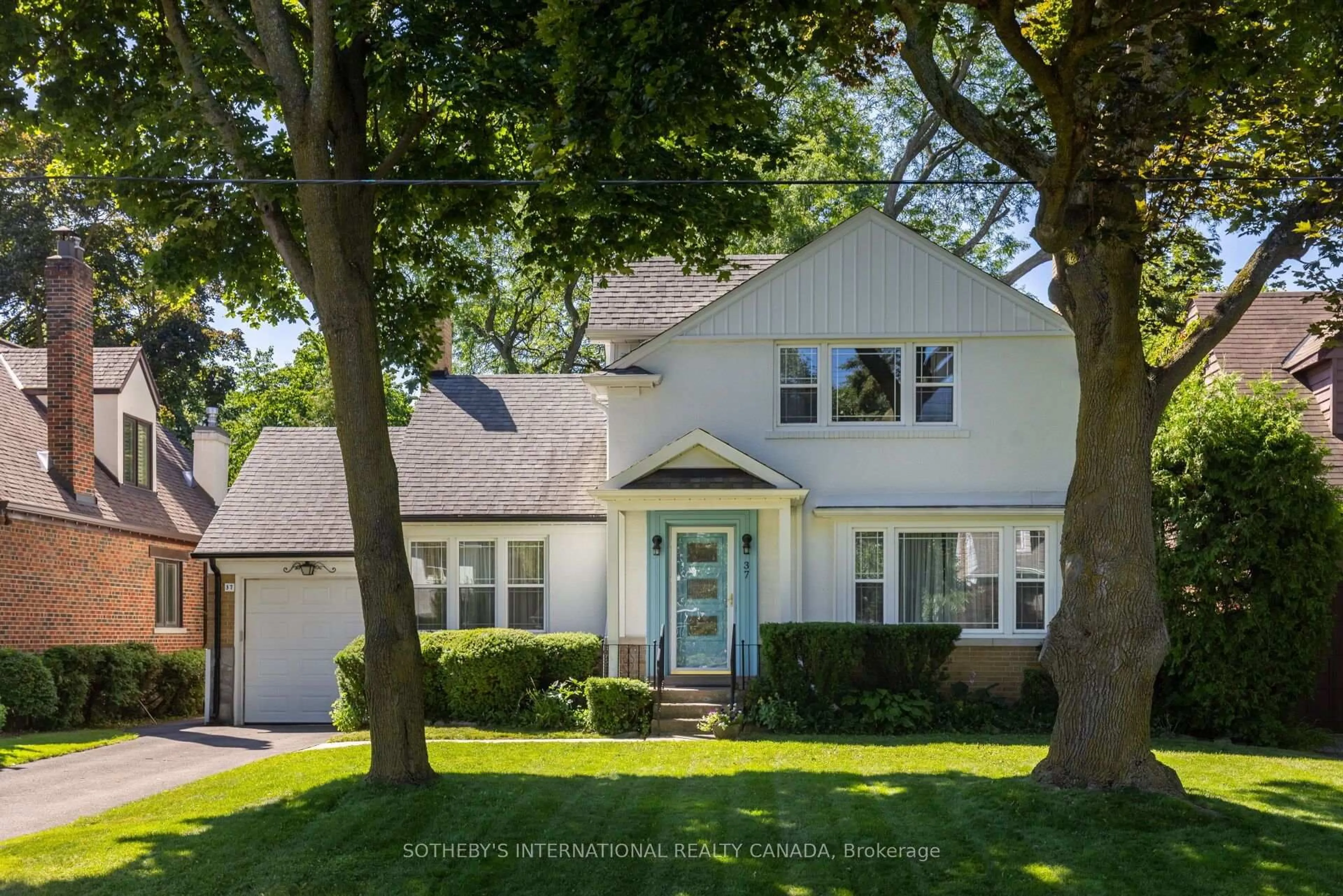 Home with vinyl exterior material, street for 37 Hilldowntree Rd, Toronto Ontario M9A 2Z7