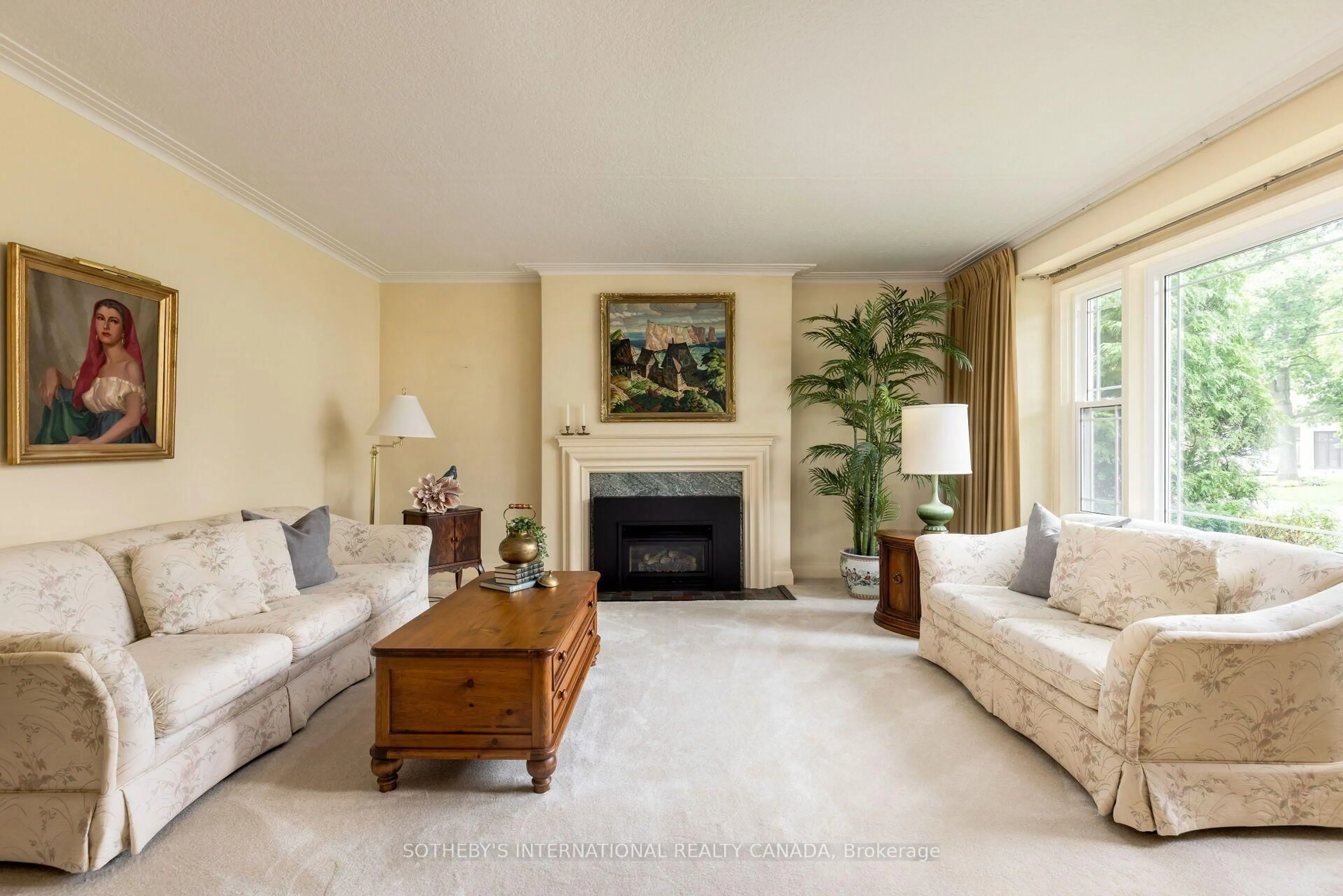 Living room with furniture, carpet floor for 37 Hilldowntree Rd, Toronto Ontario M9A 2Z7