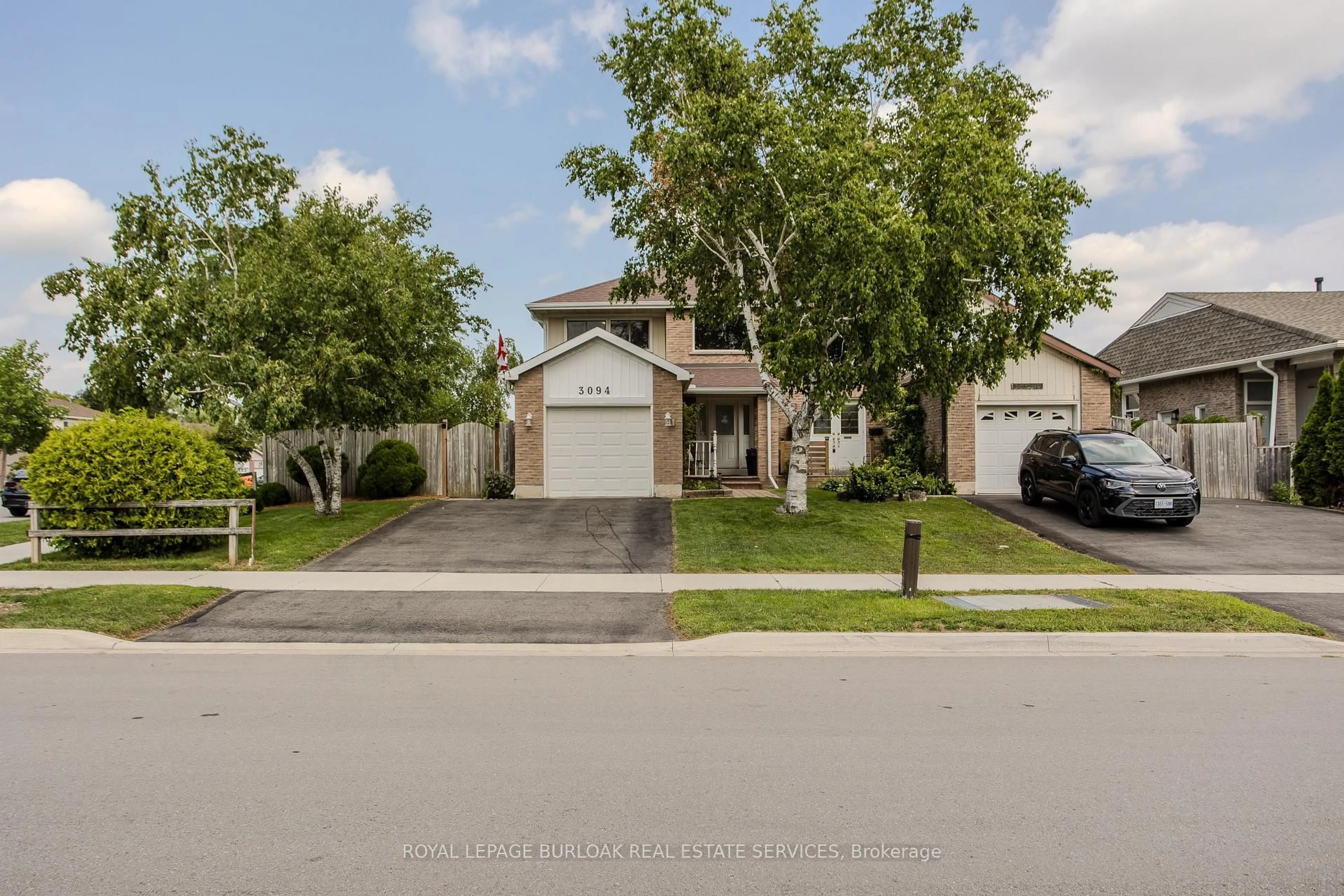 A pic from outside/outdoor area/front of a property/back of a property/a pic from drone, street for 3094 Autumn Hill Cres, Burlington Ontario L7M 1Y6