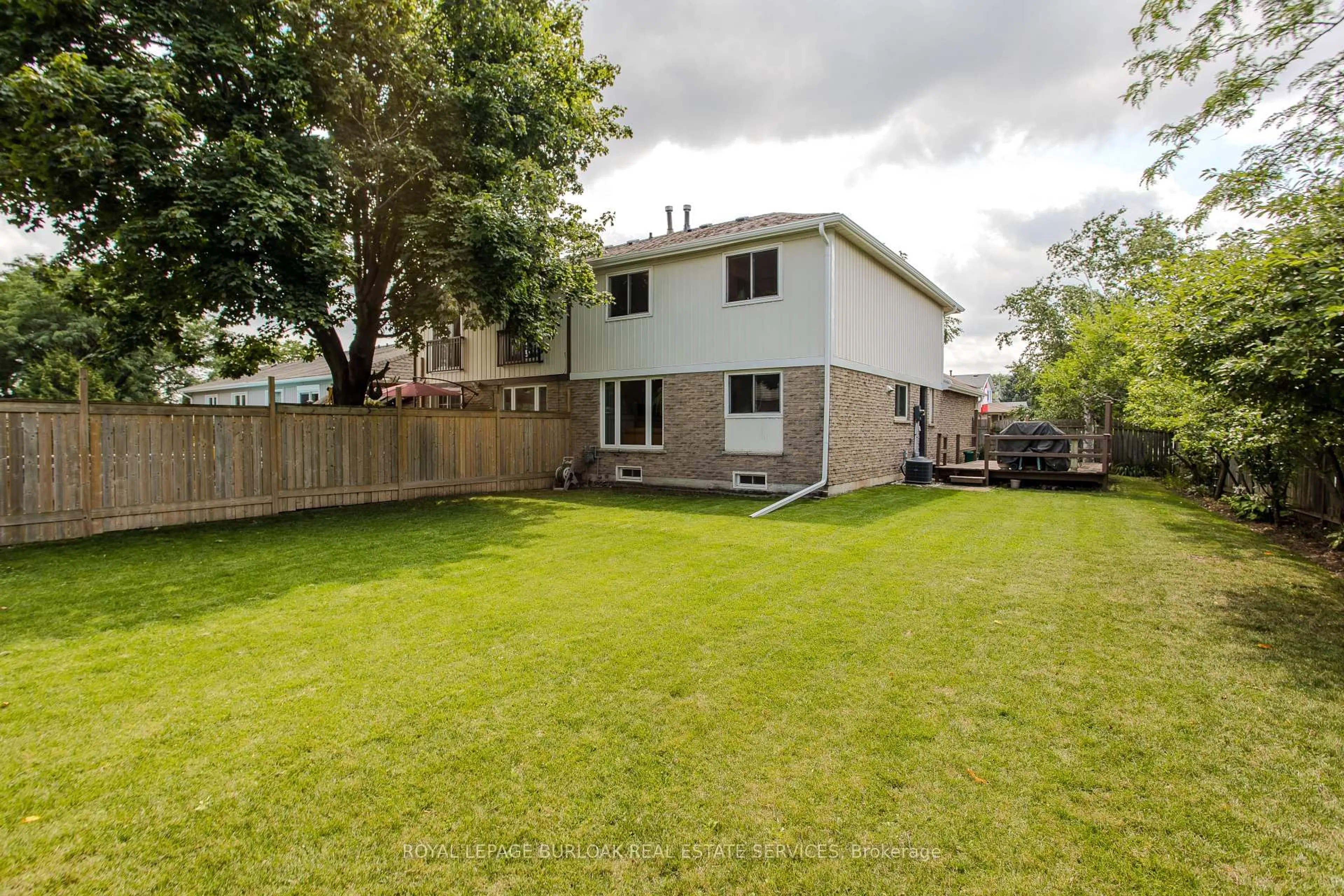 Patio, street for 3094 Autumn Hill Cres, Burlington Ontario L7M 1Y6