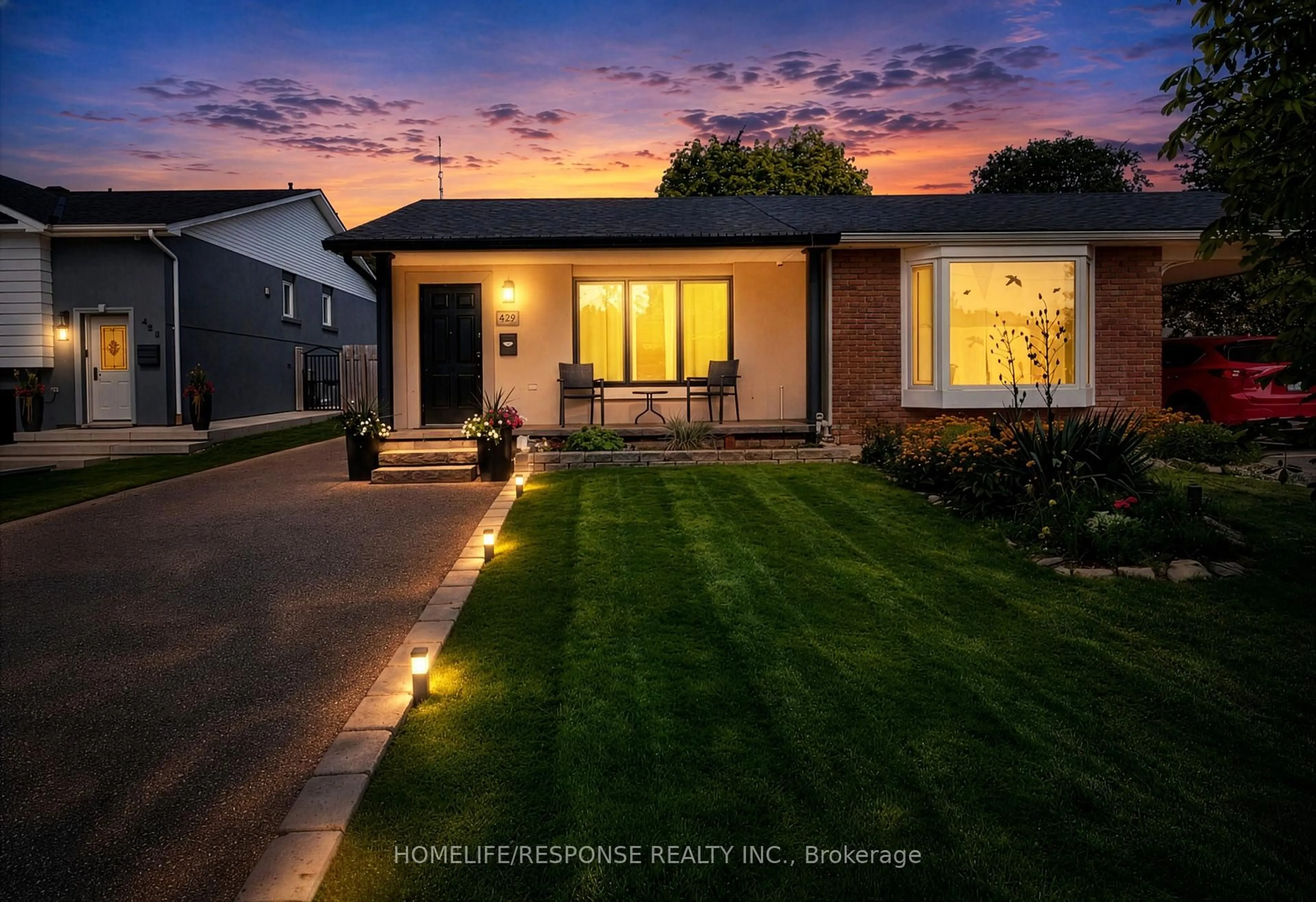 A pic from outside/outdoor area/front of a property/back of a property/a pic from drone, street for 429 DARALEA Hts, Mississauga Ontario L5A 3H7