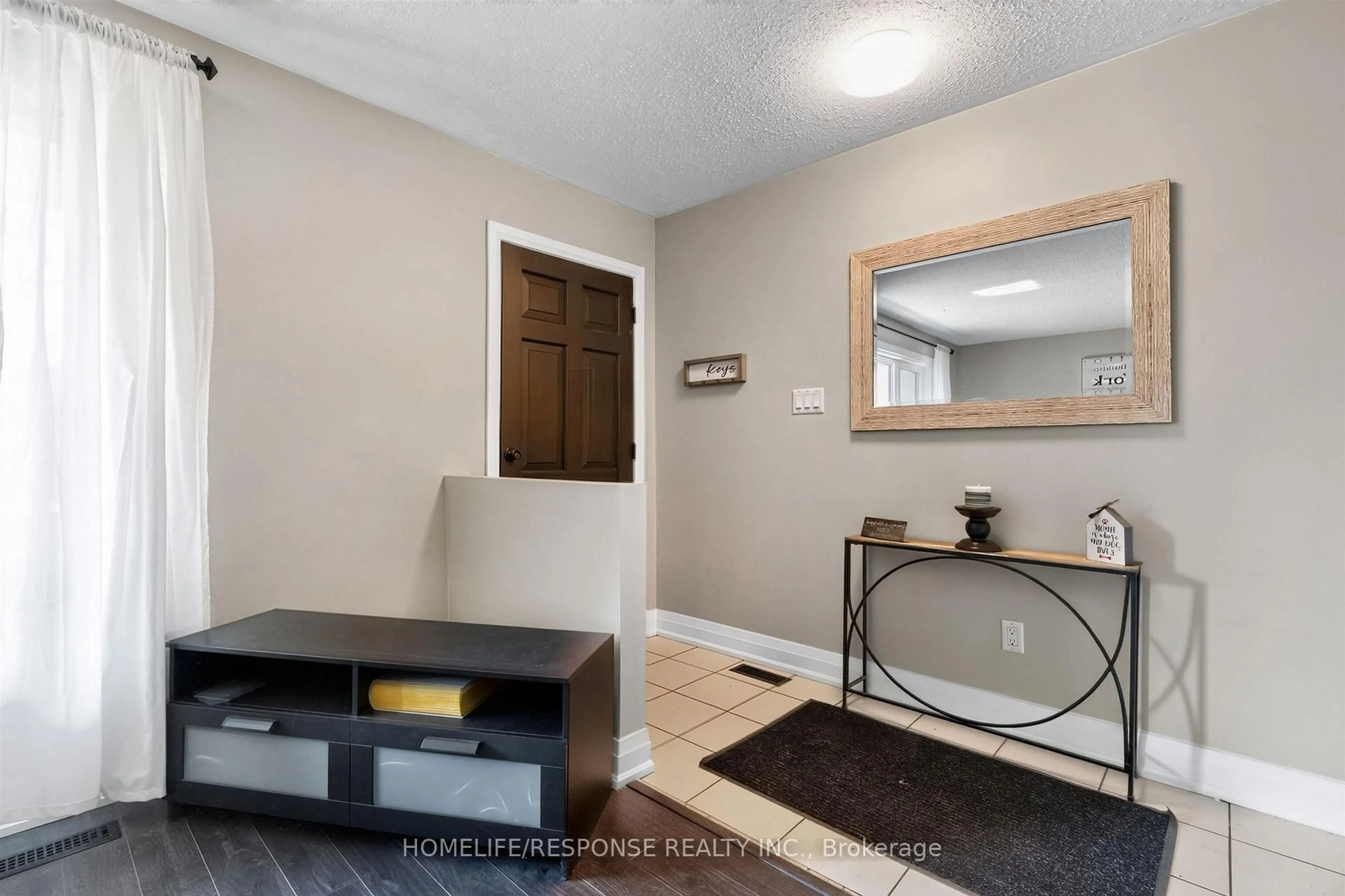 Indoor entryway for 429 DARALEA Hts, Mississauga Ontario L5A 3H7