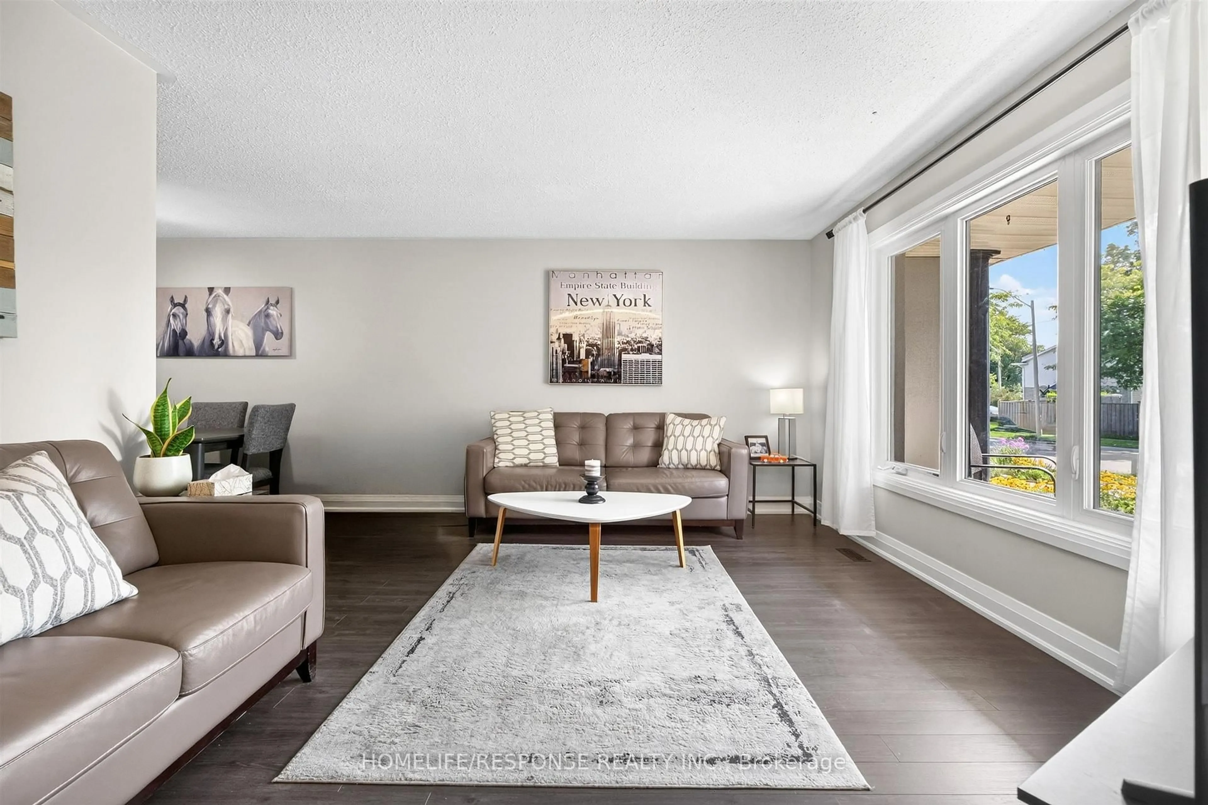 Living room with furniture, unknown for 429 DARALEA Hts, Mississauga Ontario L5A 3H7