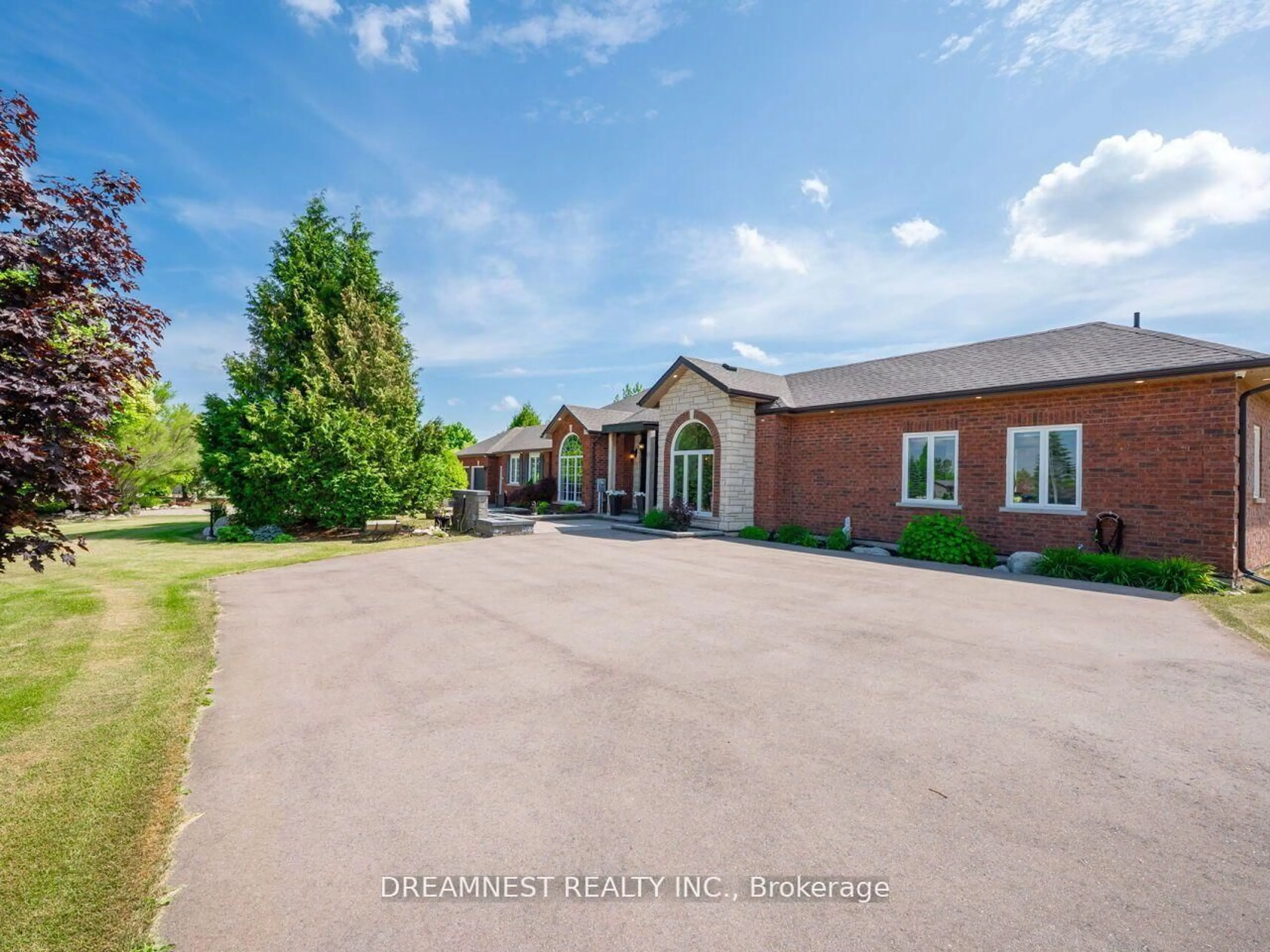 A pic from outside/outdoor area/front of a property/back of a property/a pic from drone, building for 11132 MCFARLAND Crt, Milton Ontario L0P 1B0