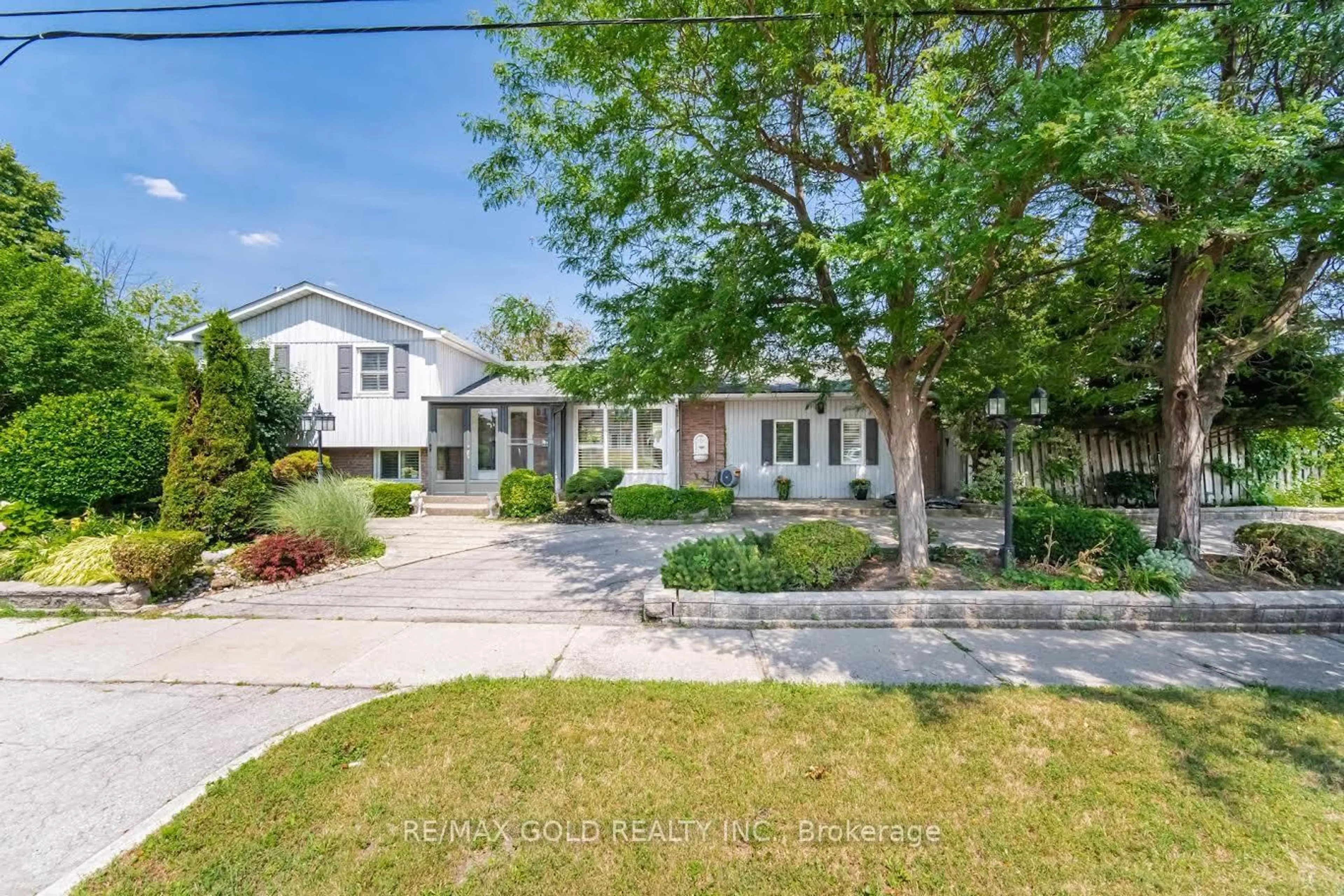 A pic from outside/outdoor area/front of a property/back of a property/a pic from drone, street for 2395 Stillmeadow Rd, Mississauga Ontario L5B 2A8