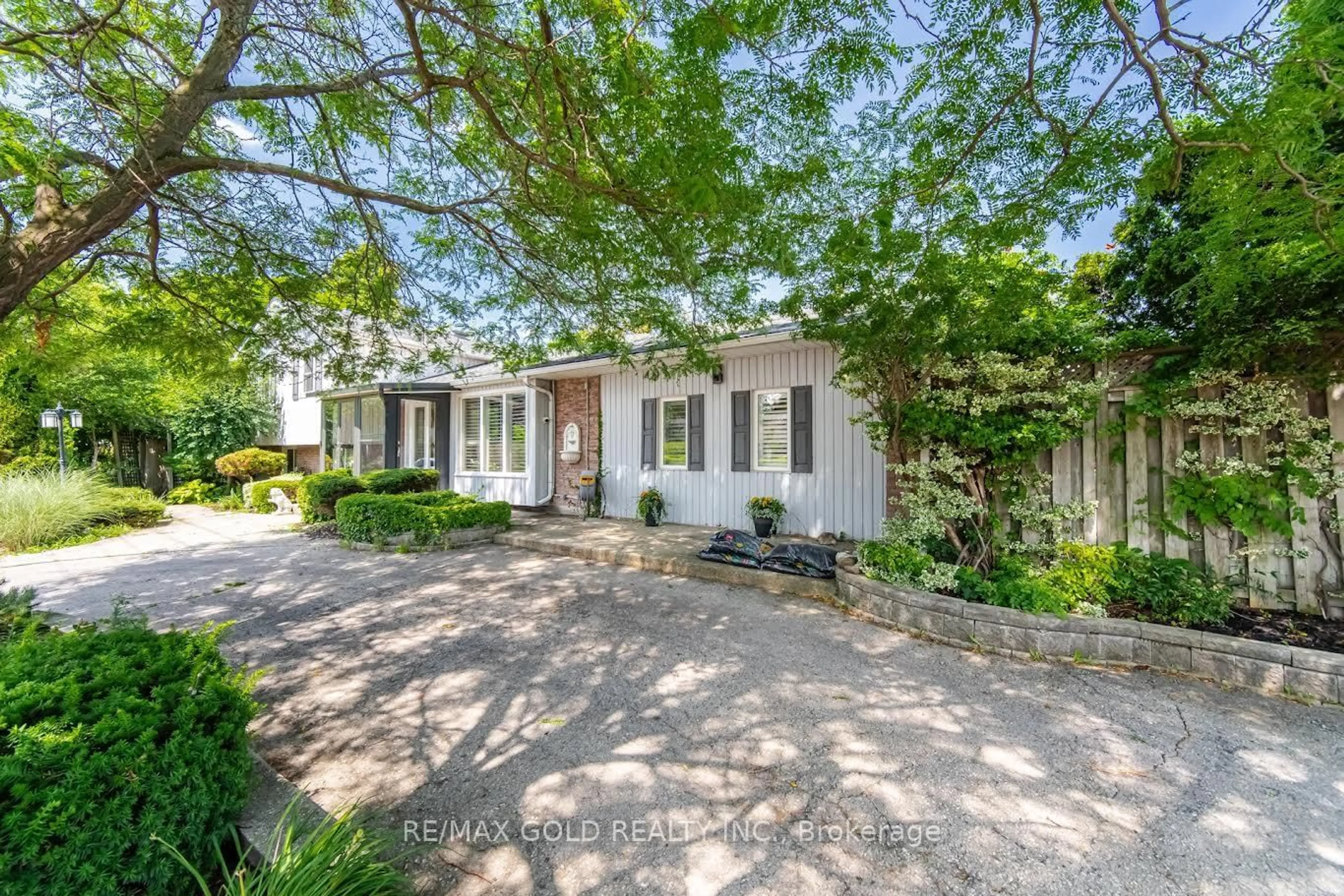 A pic from outside/outdoor area/front of a property/back of a property/a pic from drone, street for 2395 Stillmeadow Rd, Mississauga Ontario L5B 2A8