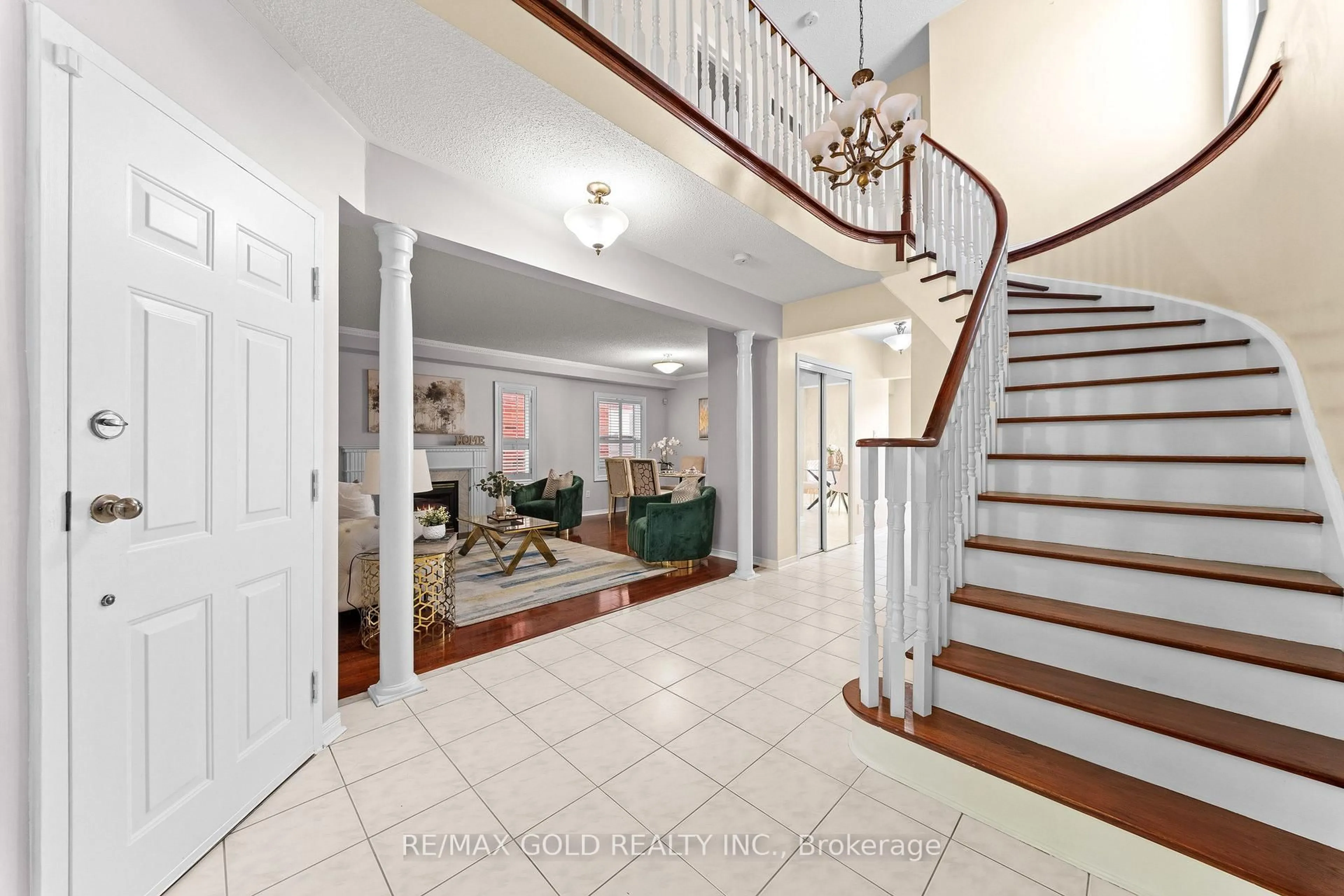 Indoor entryway for 21 Pacific Wind Cres, Brampton Ontario L6R 1Z9