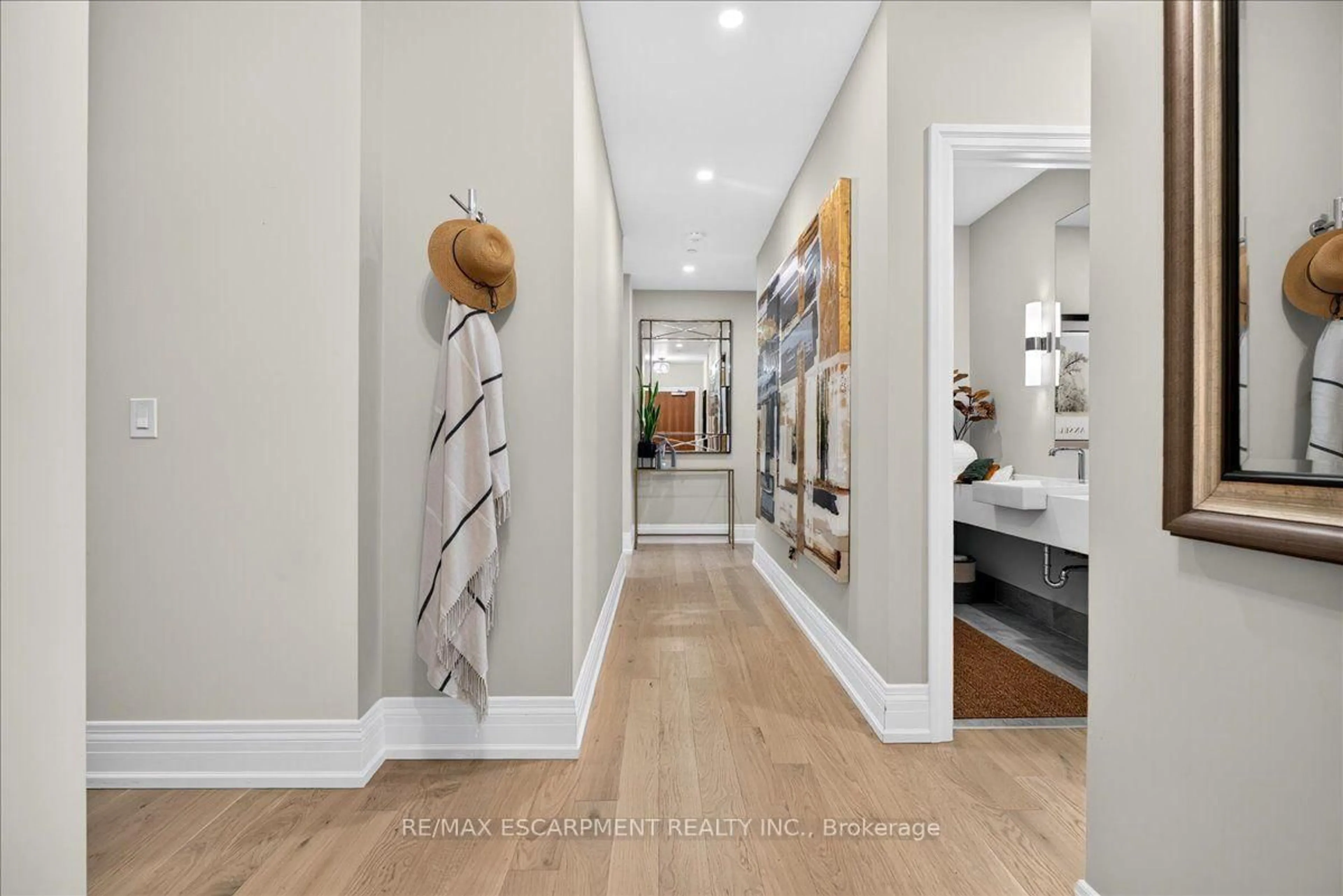 Indoor entryway for 1441 Elgin St #203, Burlington Ontario L7S 1V1