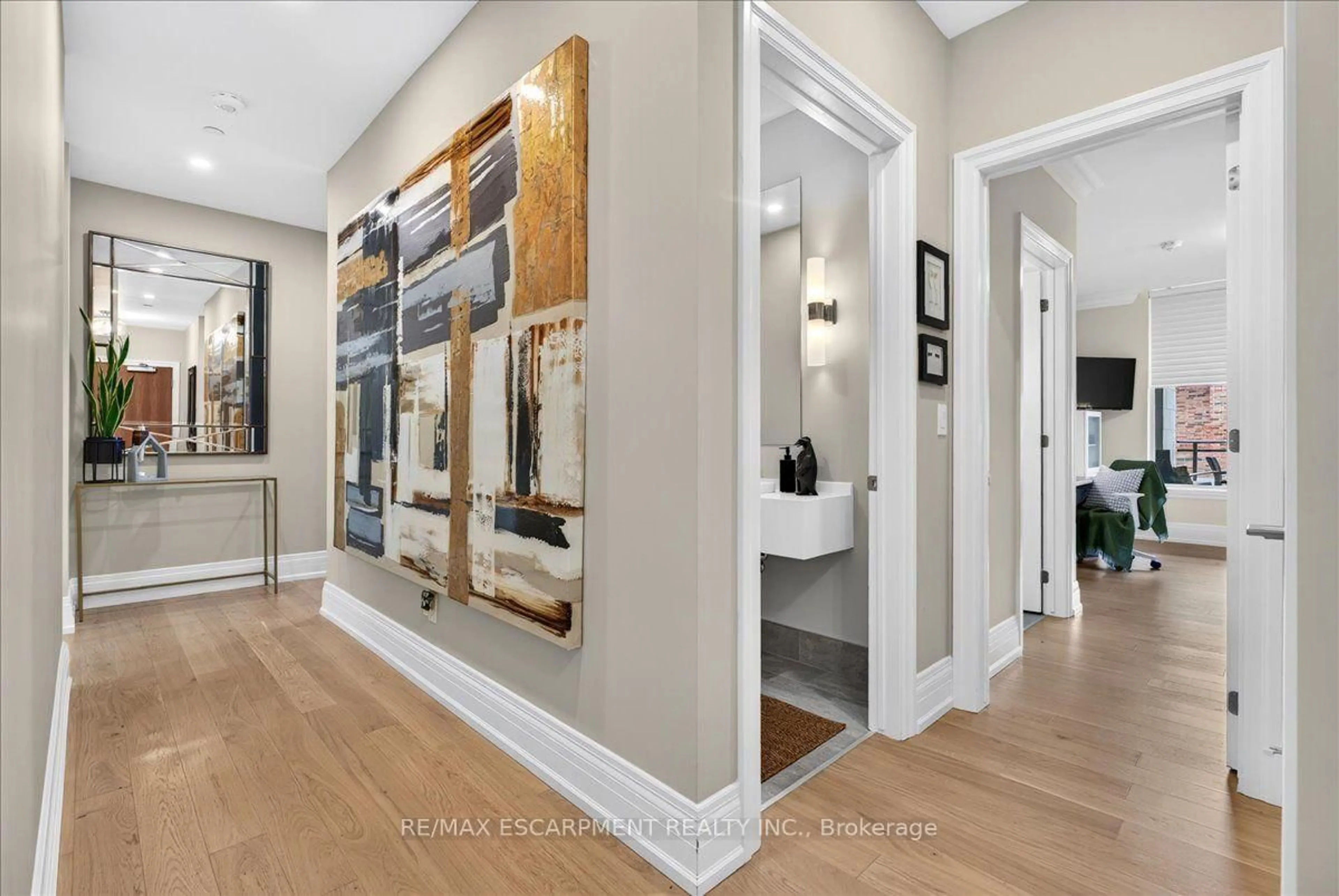 Indoor entryway for 1441 Elgin St #203, Burlington Ontario L7S 1V1