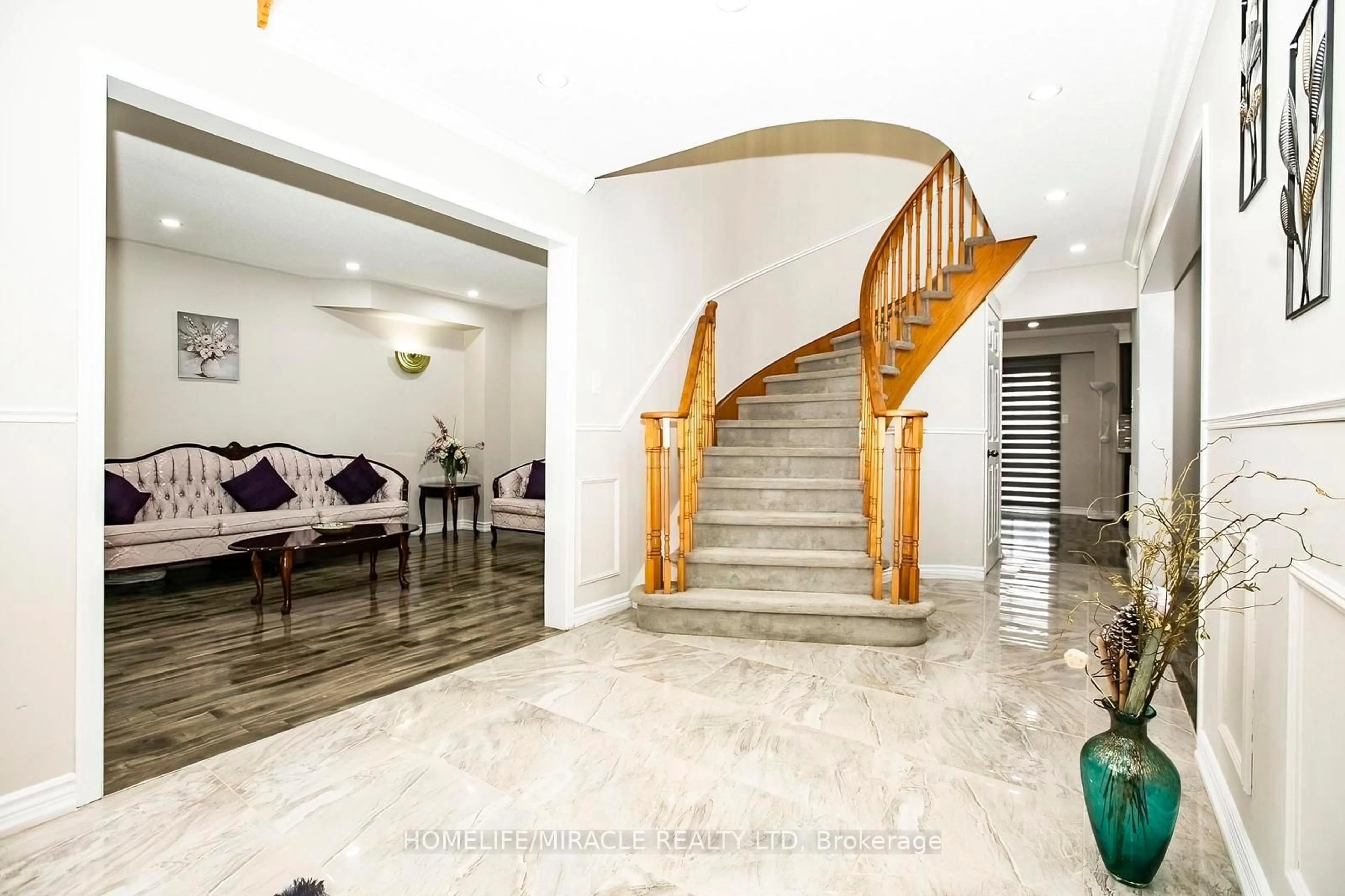 Indoor foyer for 5 Butlermere Dr, Brampton Ontario L6Y 4S1