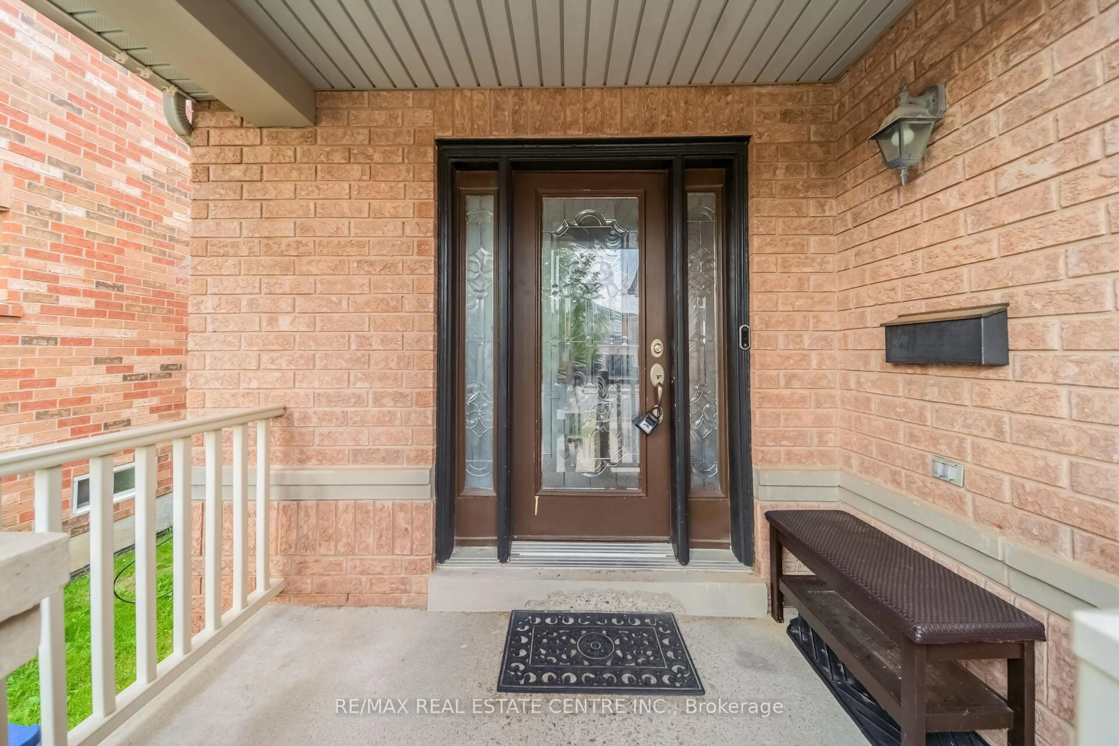 Indoor entryway for 69 Crown Victoria Dr, Brampton Ontario L7A 3X1