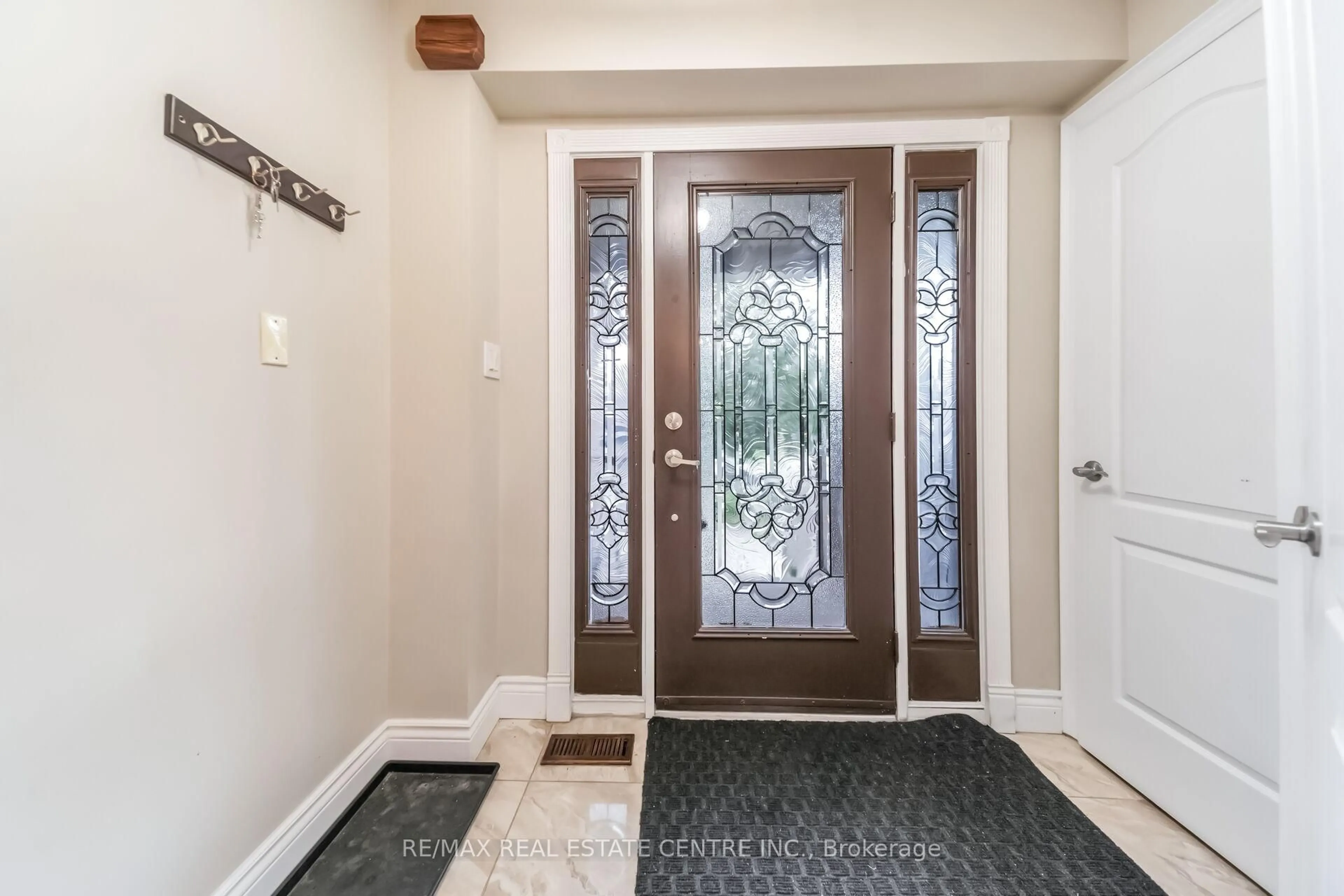 Indoor entryway for 69 Crown Victoria Dr, Brampton Ontario L7A 3X1