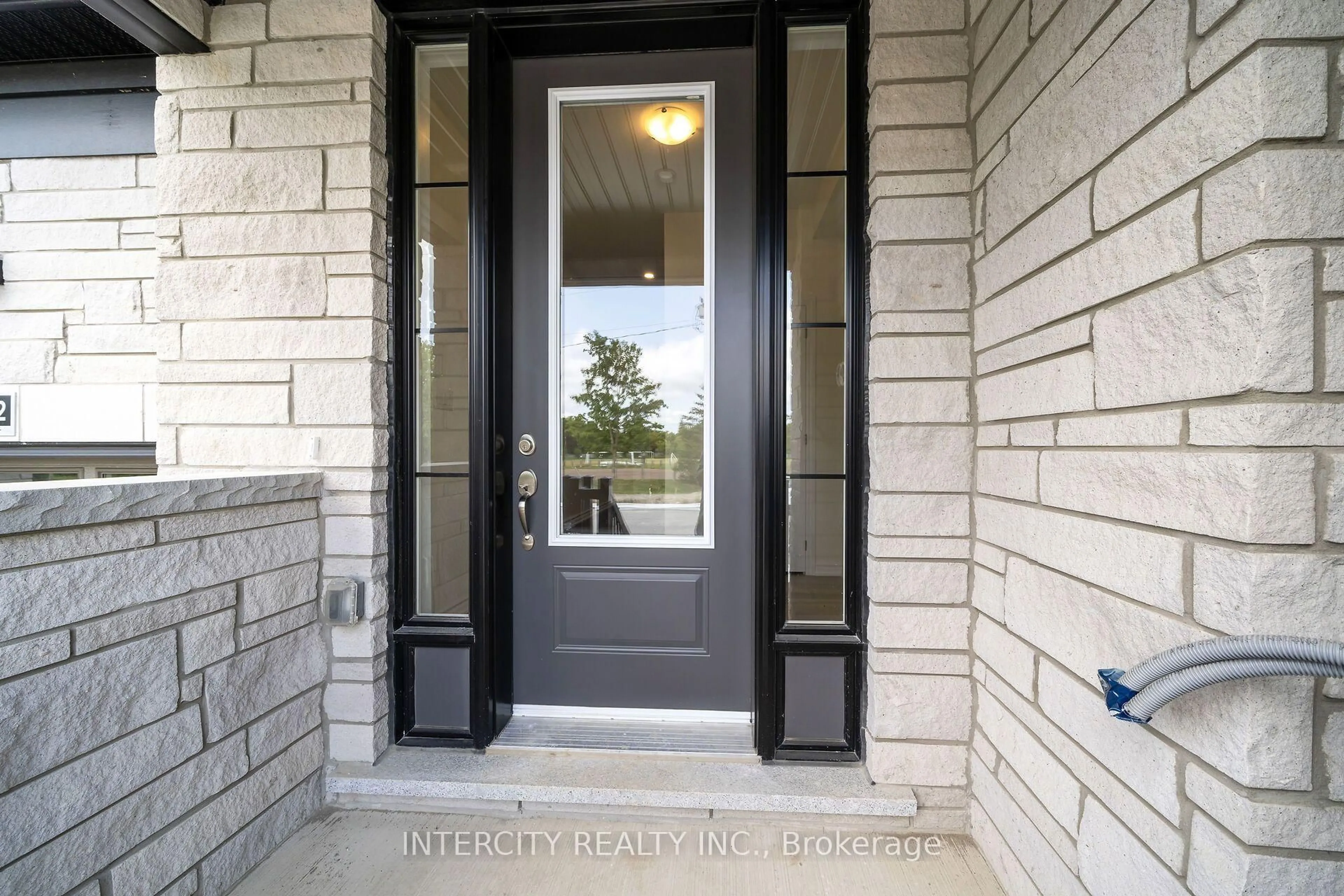 Indoor entryway for 612 Glasgow Rd, Caledon Ontario L7E 4N1