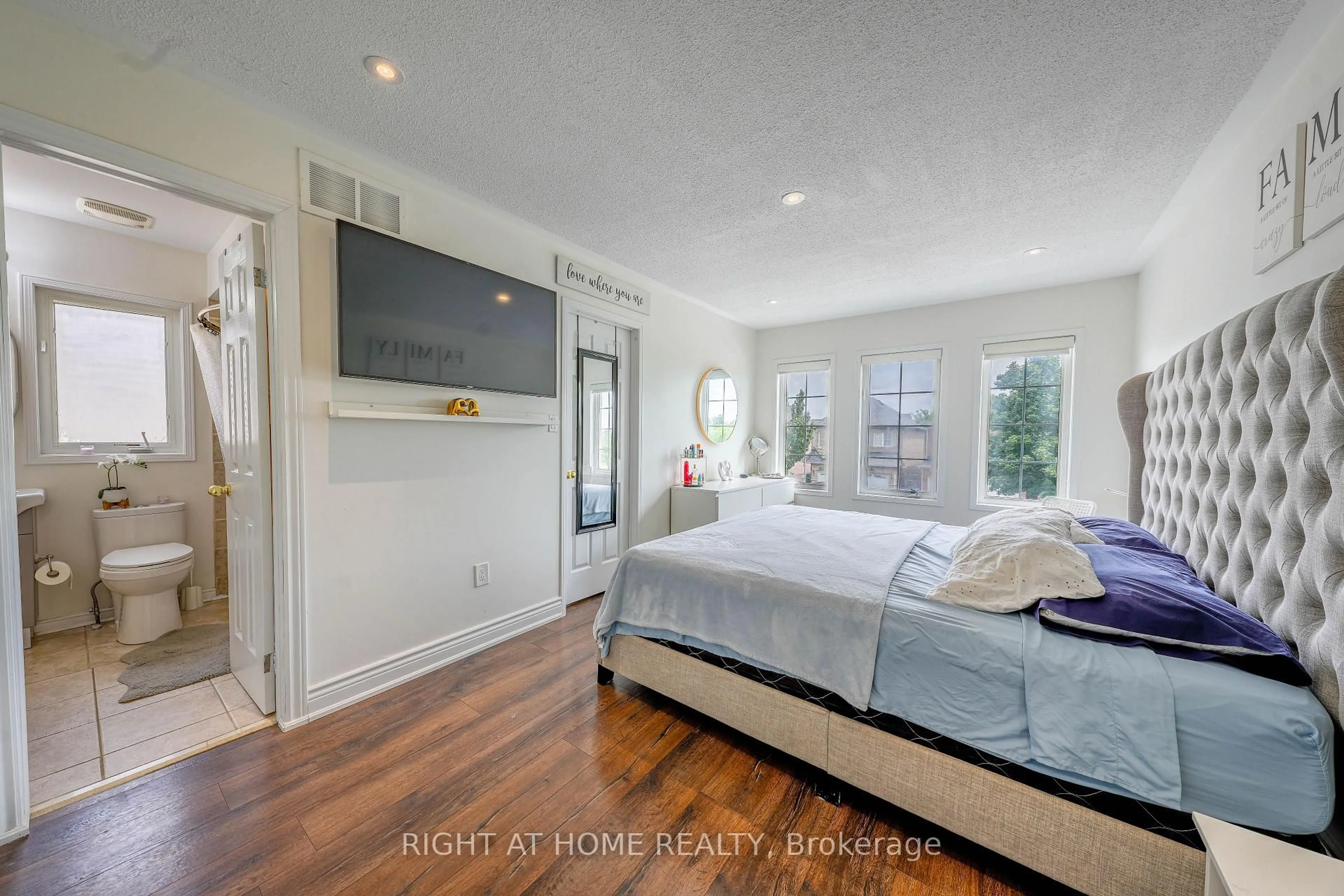 Bedroom with bed, unknown for 3881 Partition Rd, Mississauga Ontario L5N 8N2