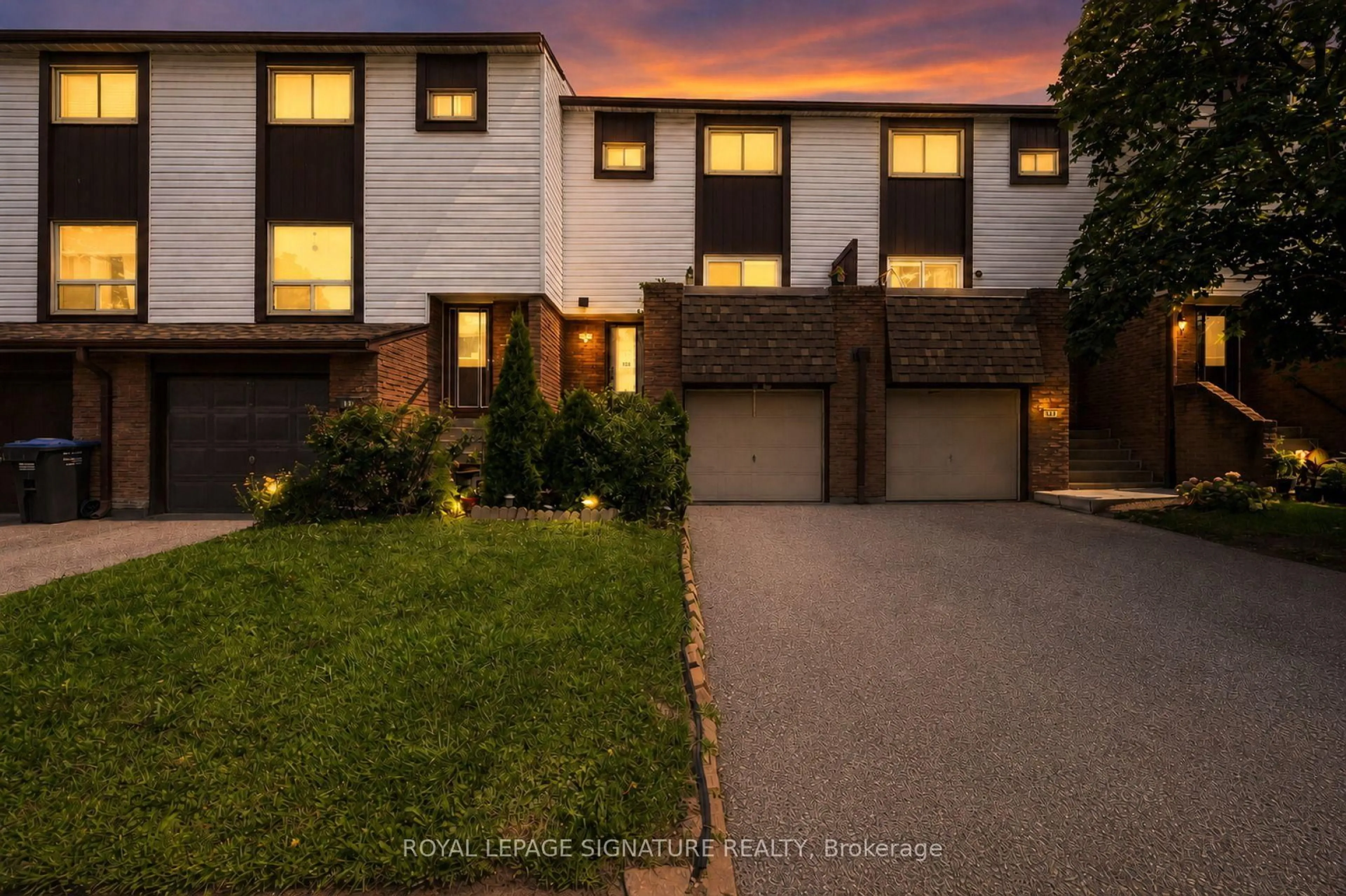 A pic from outside/outdoor area/front of a property/back of a property/a pic from drone, street for 1221 Dundix Rd #132, Mississauga Ontario L4Y 3Y9