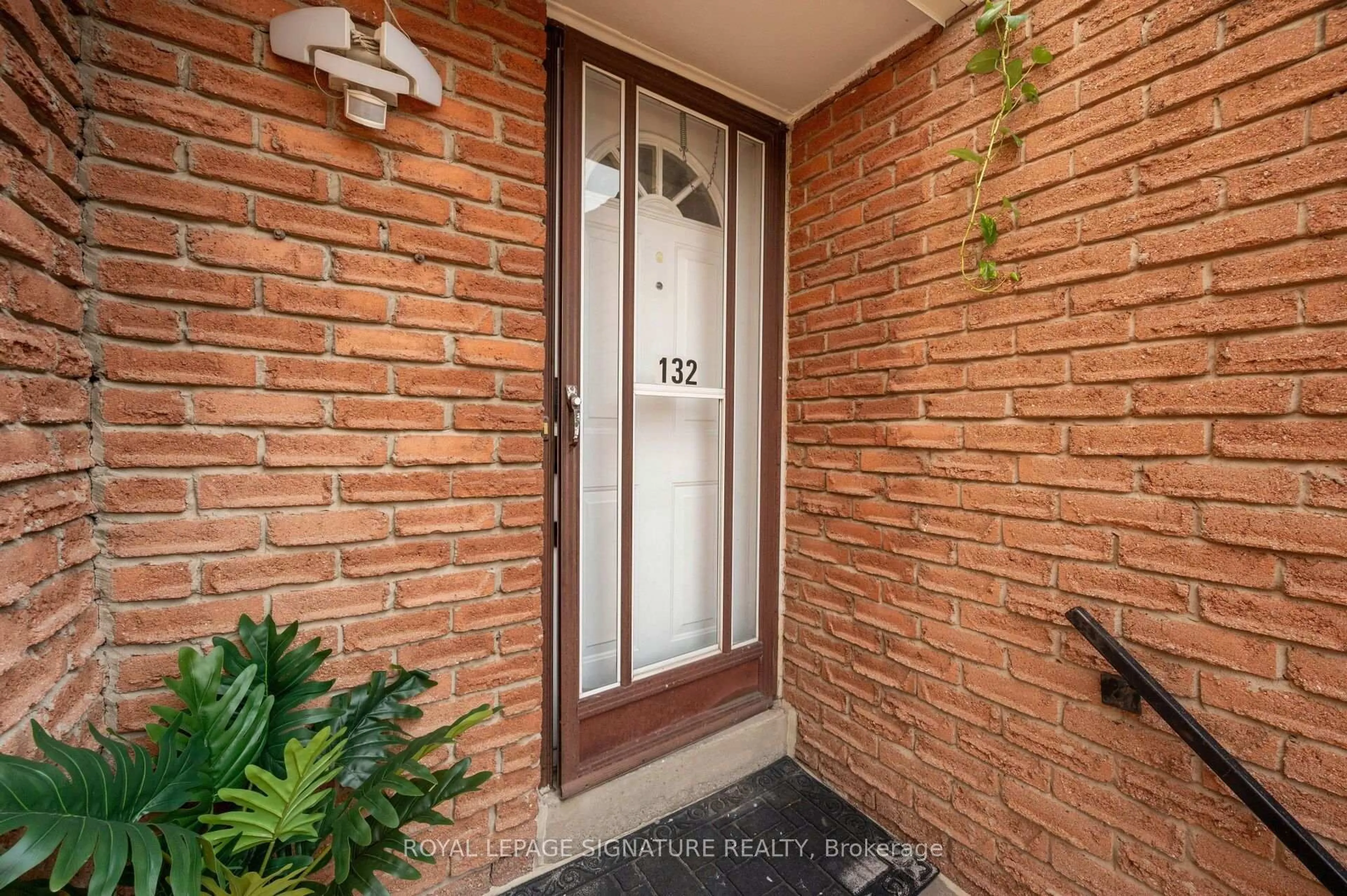 Indoor entryway for 1221 Dundix Rd #132, Mississauga Ontario L4Y 3Y9