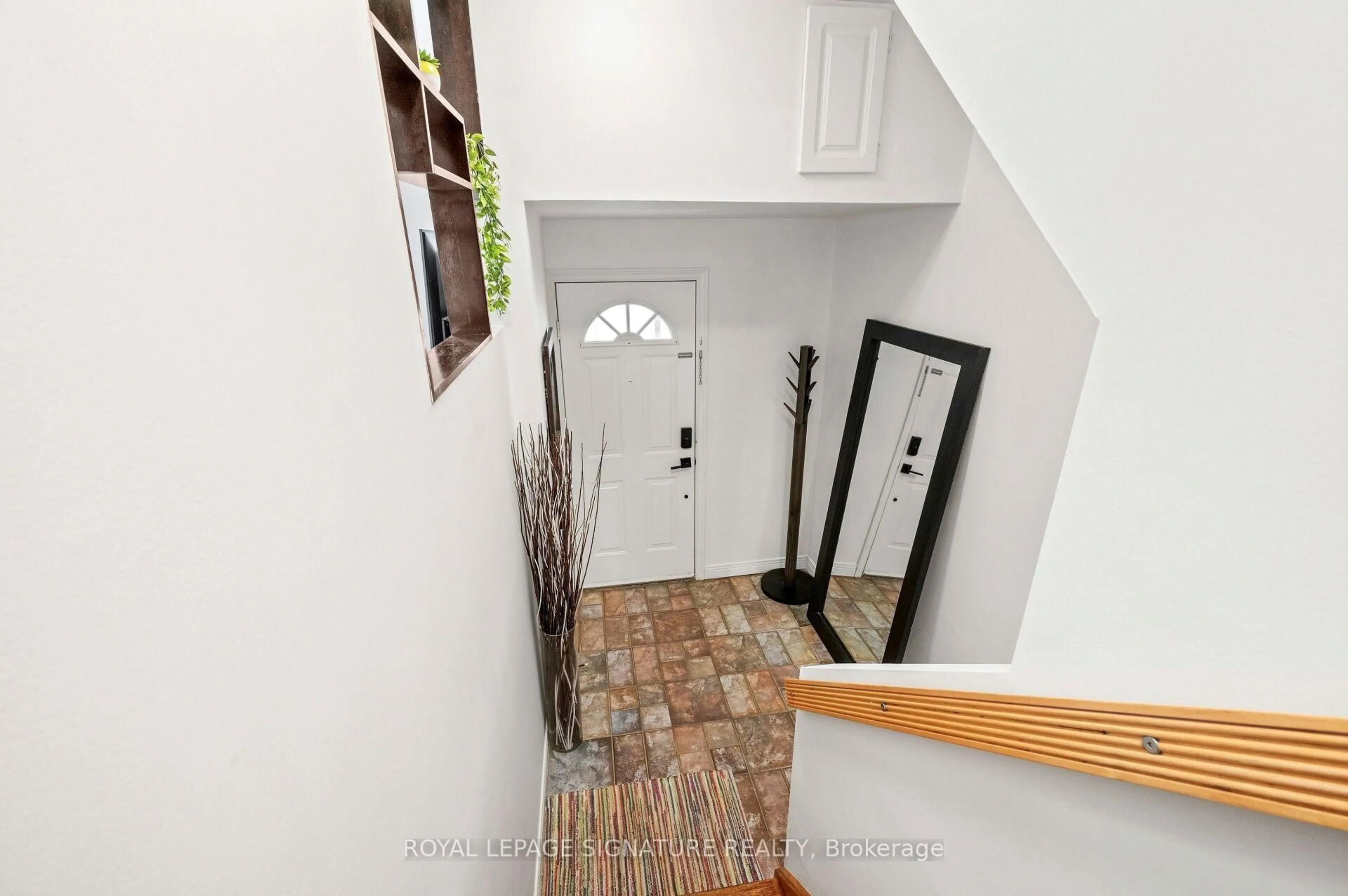 Indoor entryway for 1221 Dundix Rd #132, Mississauga Ontario L4Y 3Y9