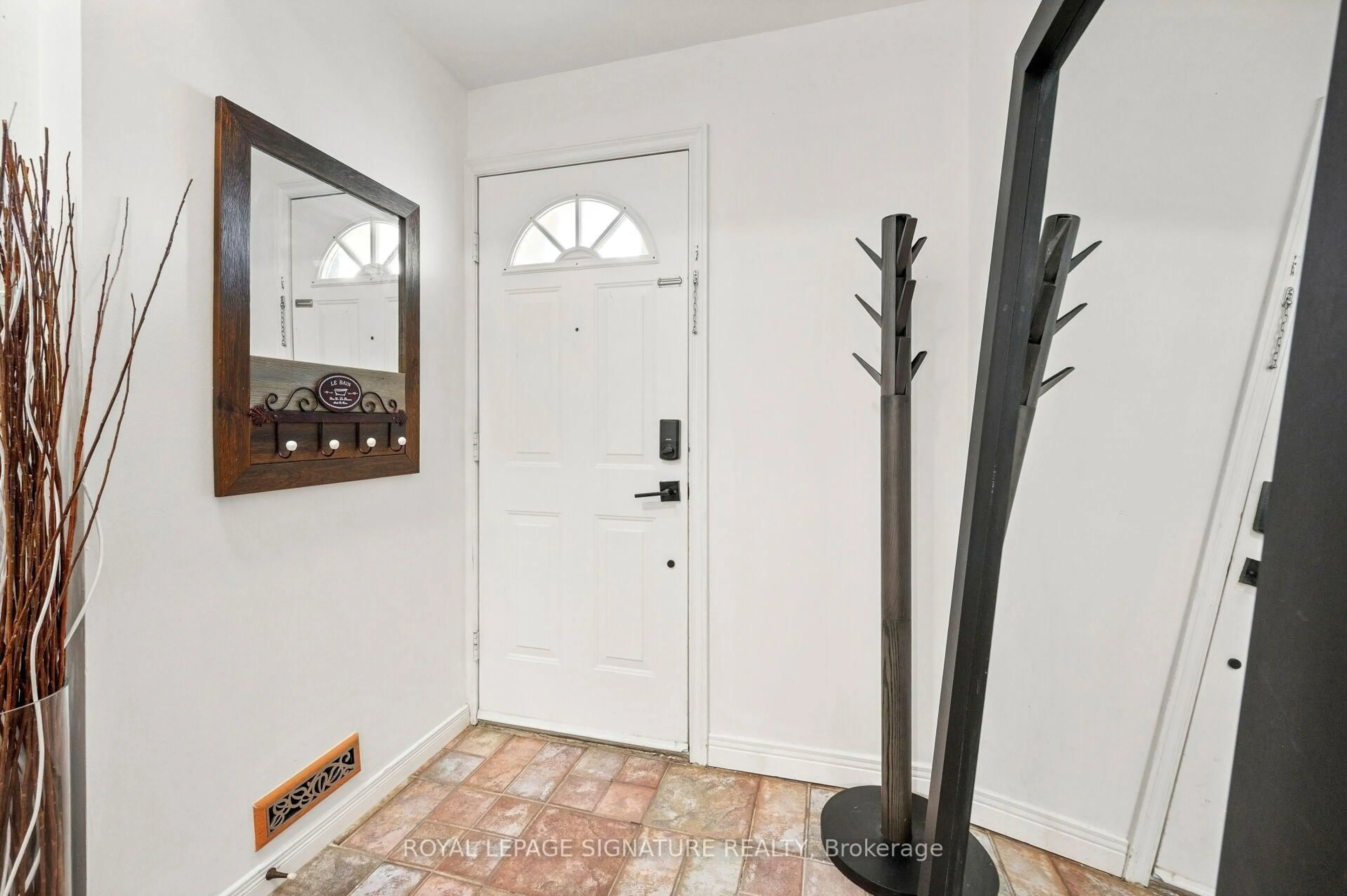 Indoor entryway for 1221 Dundix Rd #132, Mississauga Ontario L4Y 3Y9