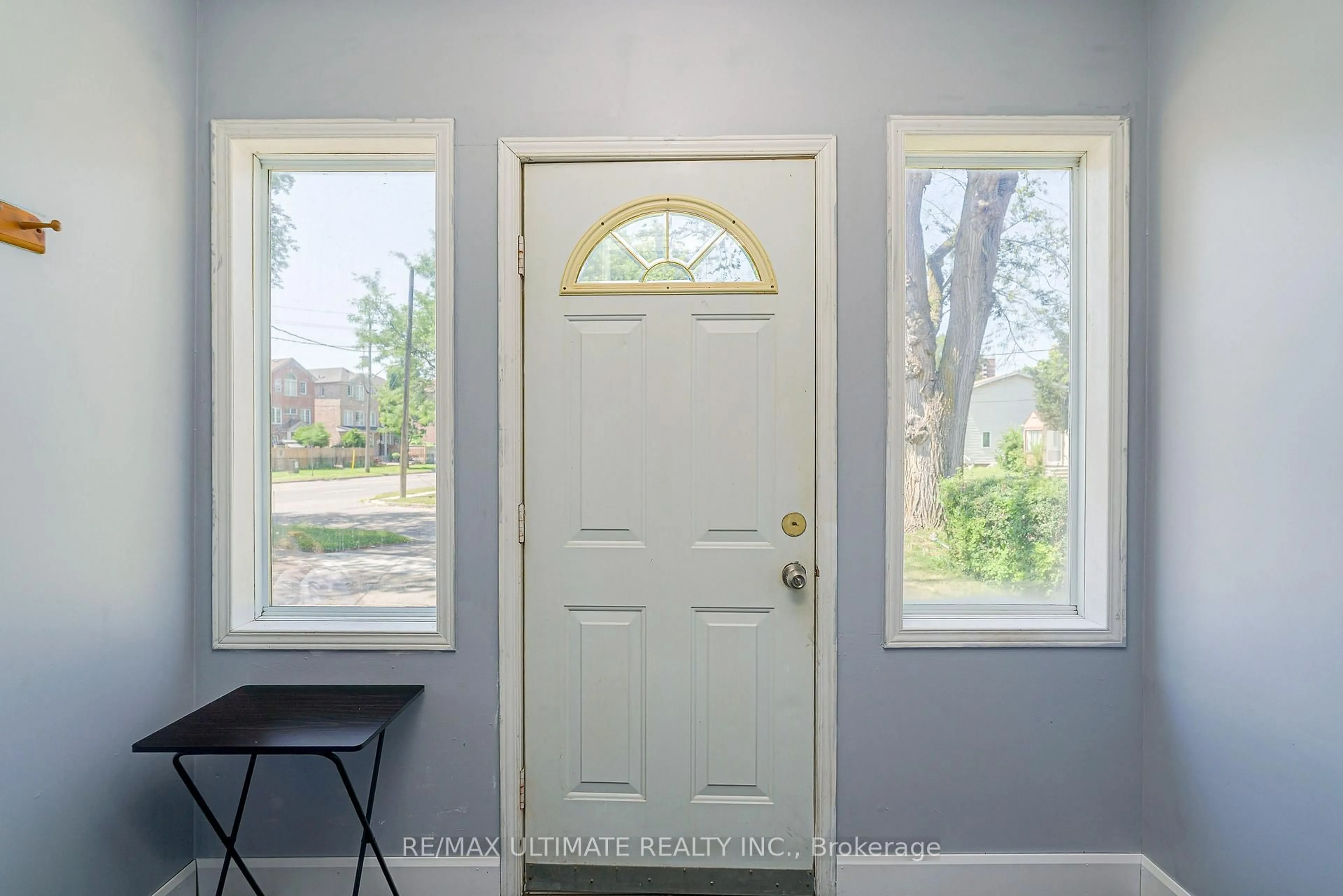 Indoor entryway for 632 Trethewey Dr, Toronto Ontario M6M 4C3